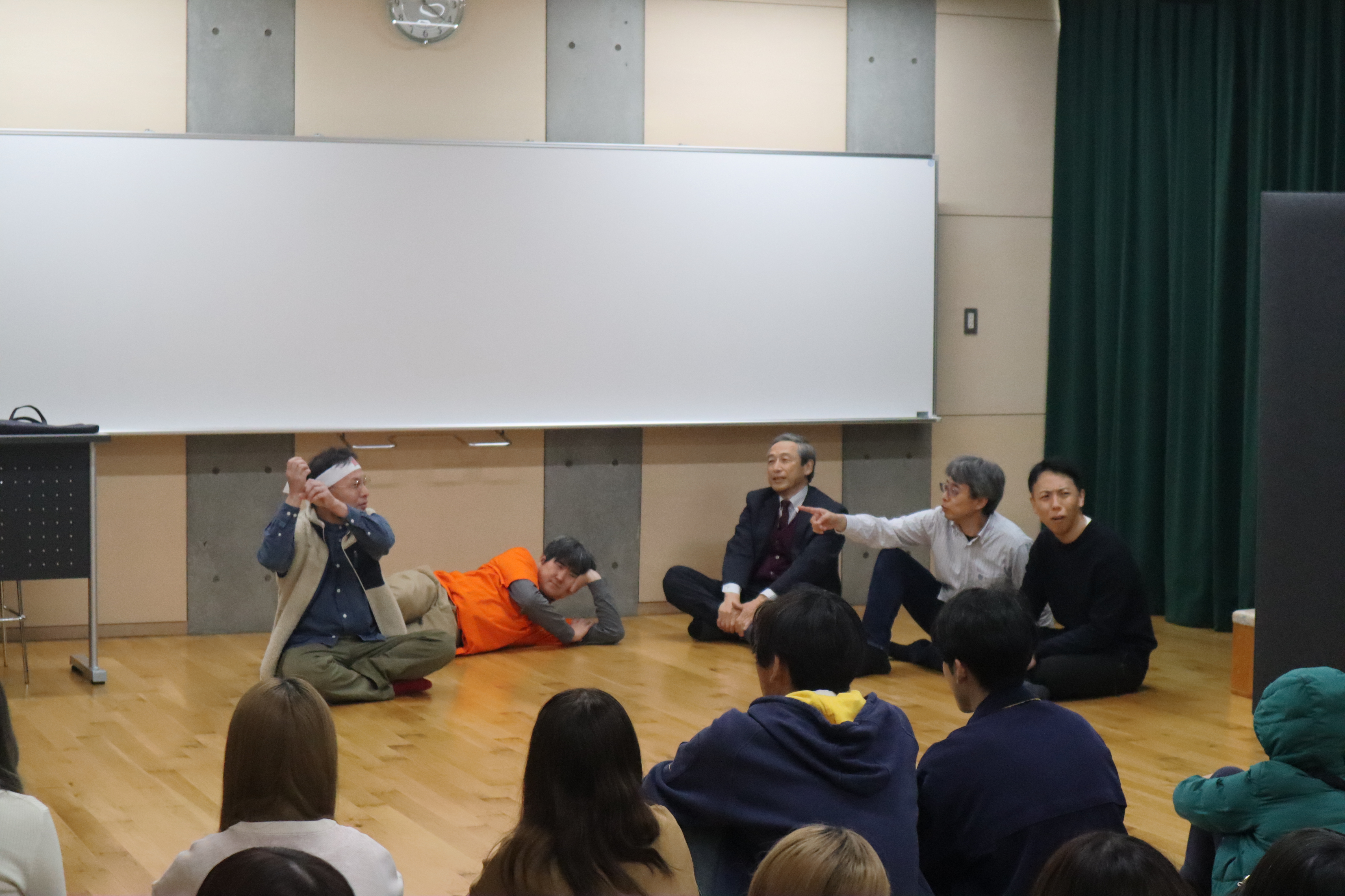 学長と教職員によるコントの様子