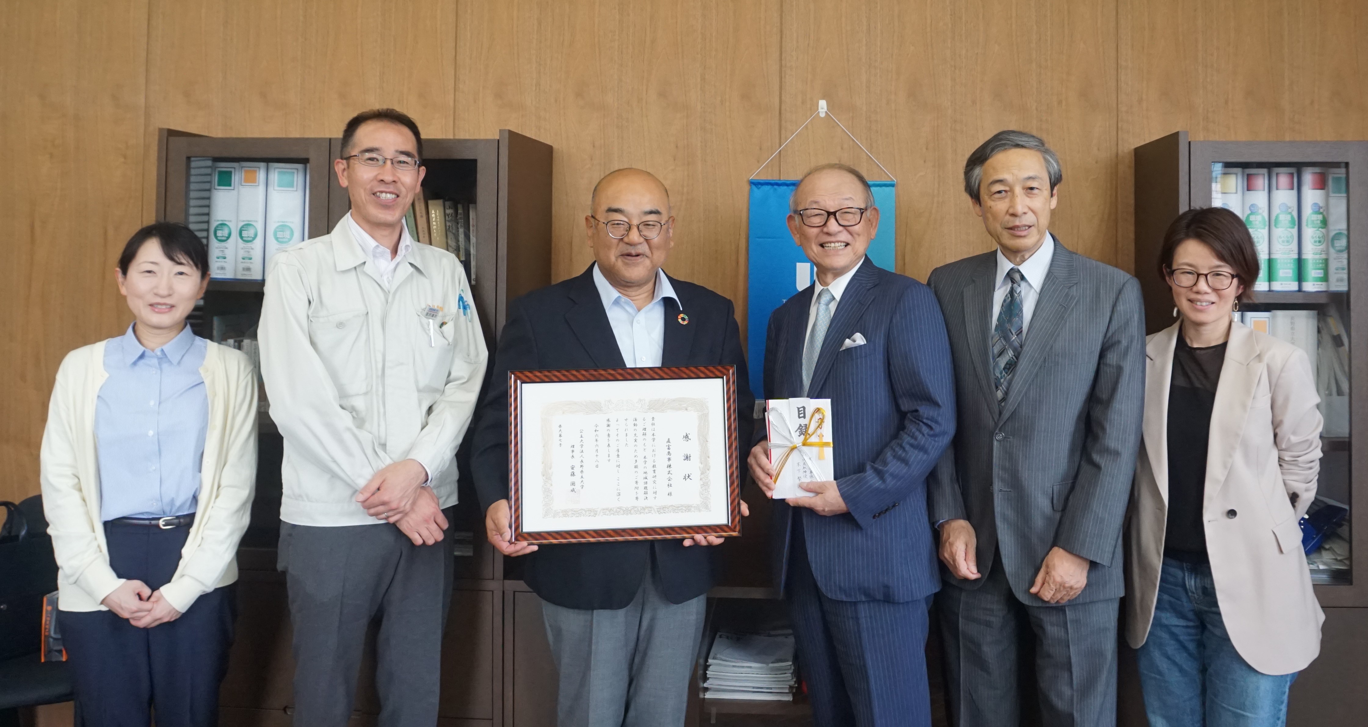 木下代表取締役と安藤理事長、金田一学長