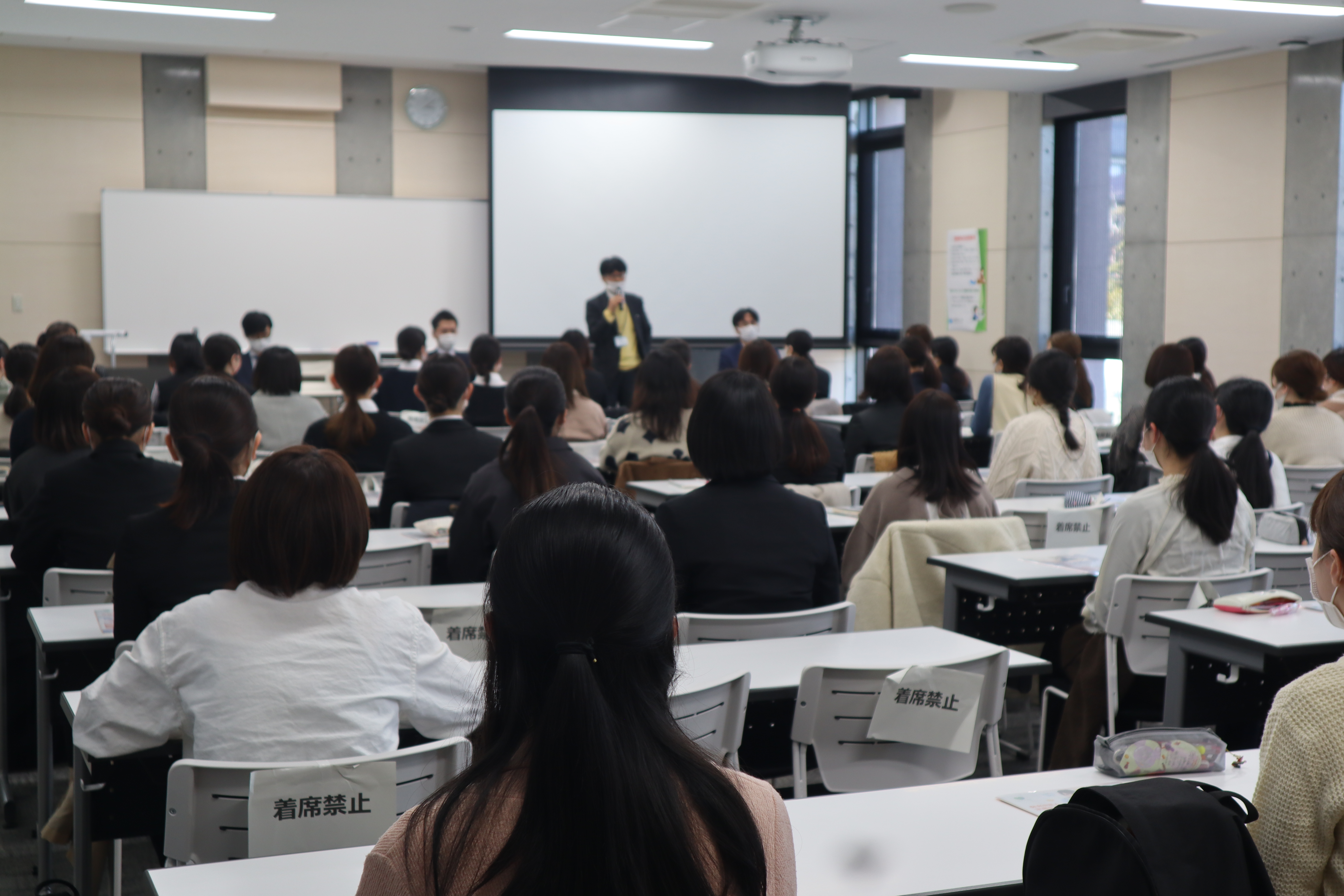 全体説明を行っている様子です。