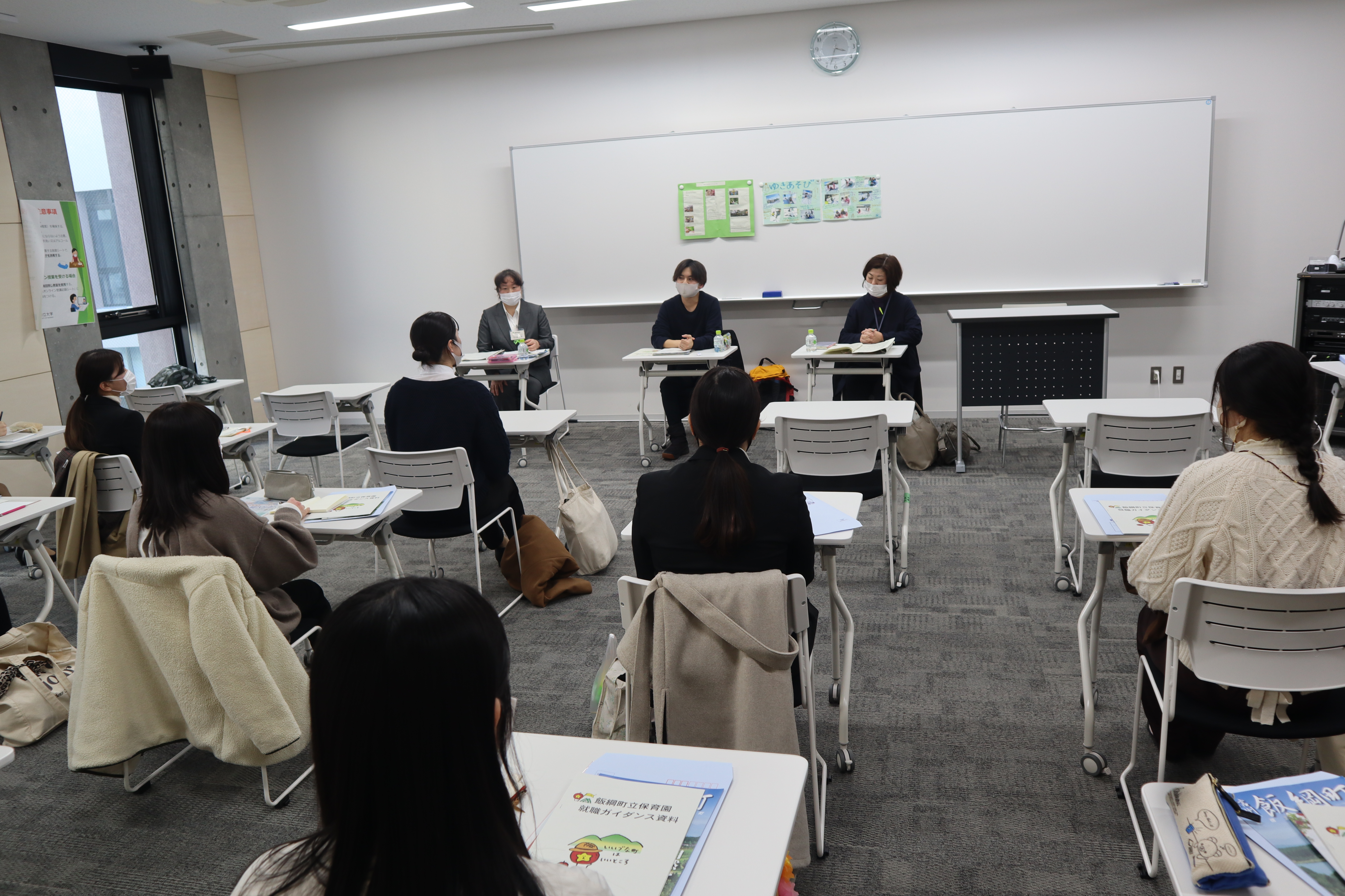 各市町村の説明を学生が聞いている様子です。