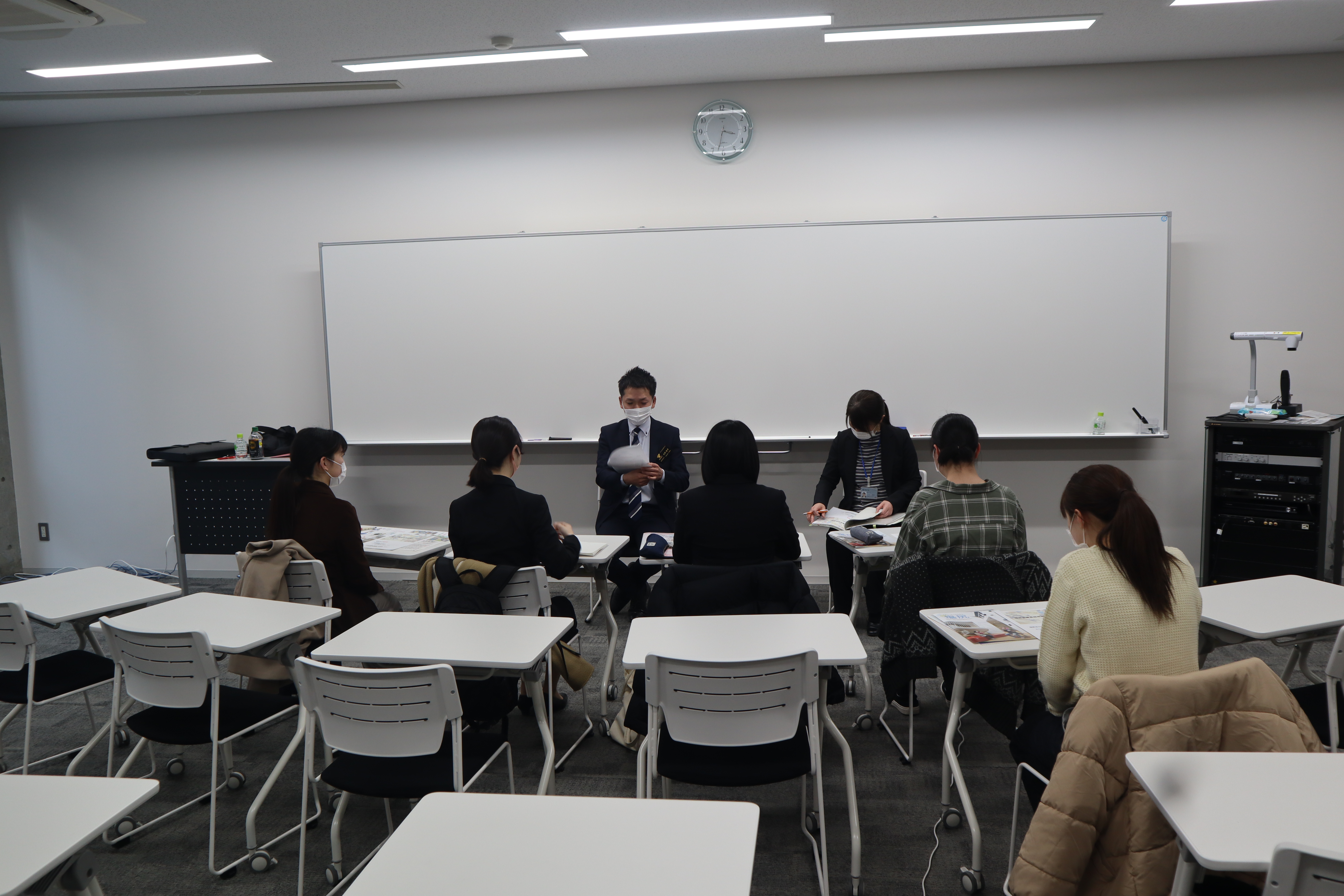 各市町村の説明を学生が聞いている様子です。
