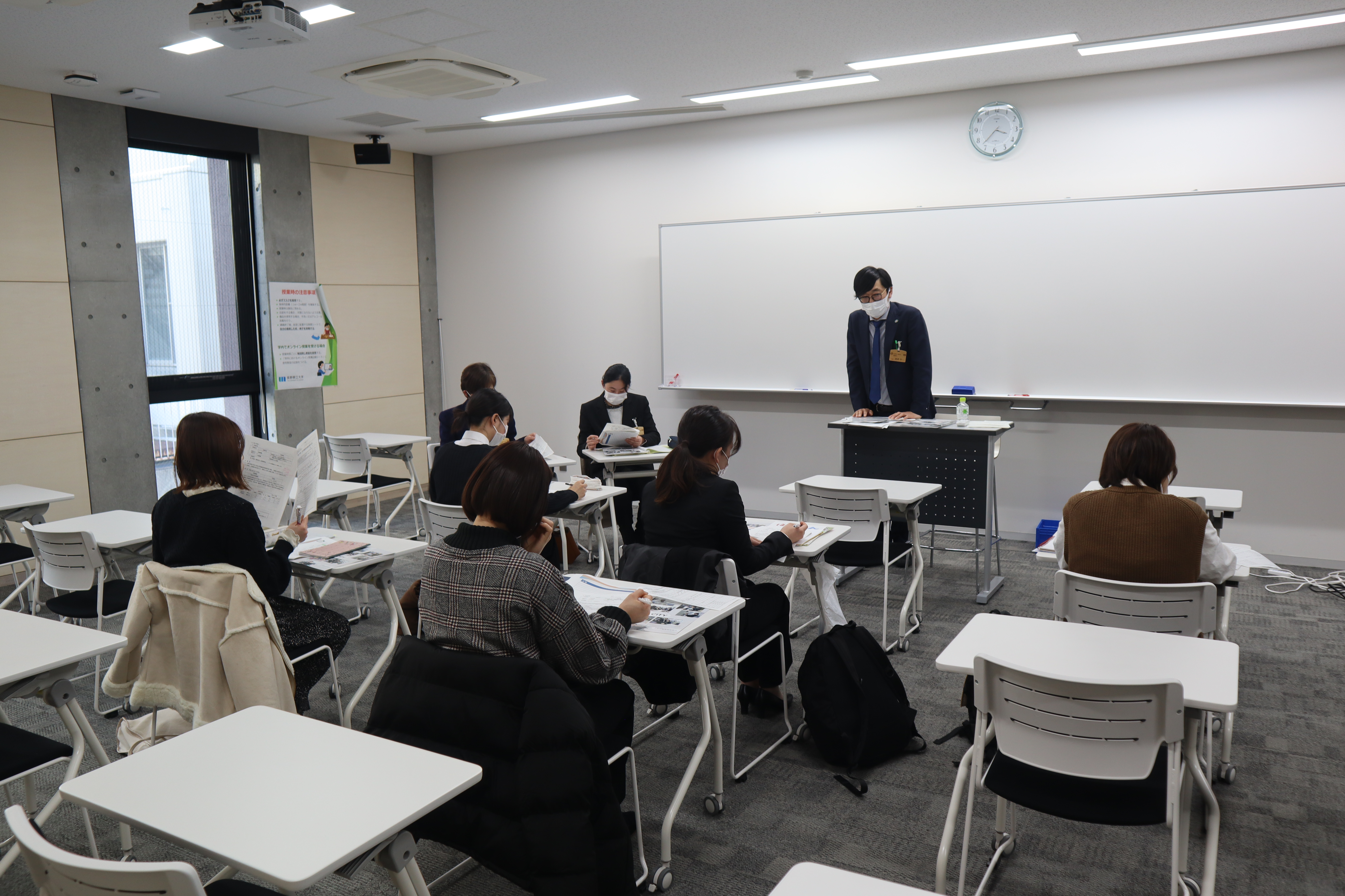 各市町村の説明を学生が聞いている様子です。