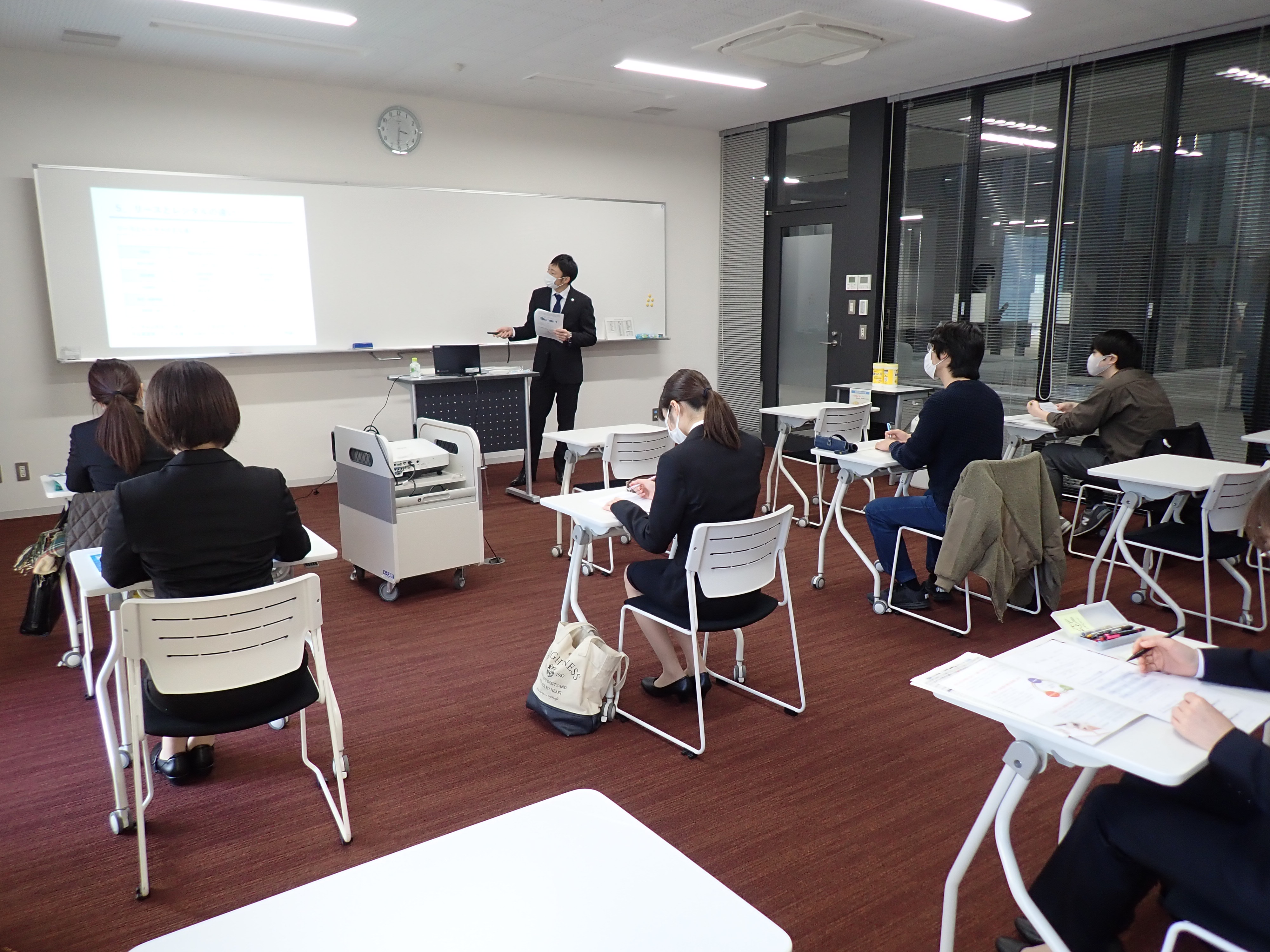 企業・団体の人事担当者が説明している様子