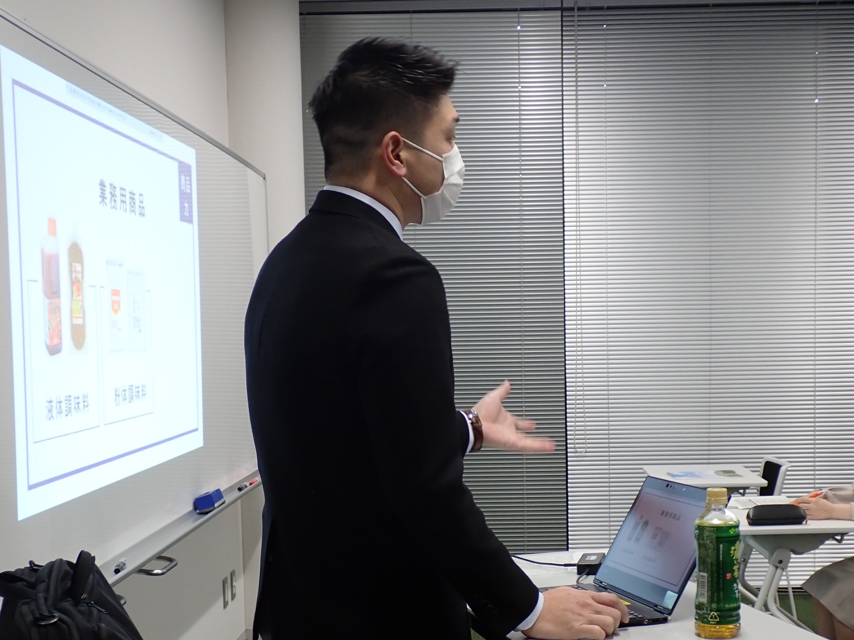 企業・団体の人事担当者が説明している様子