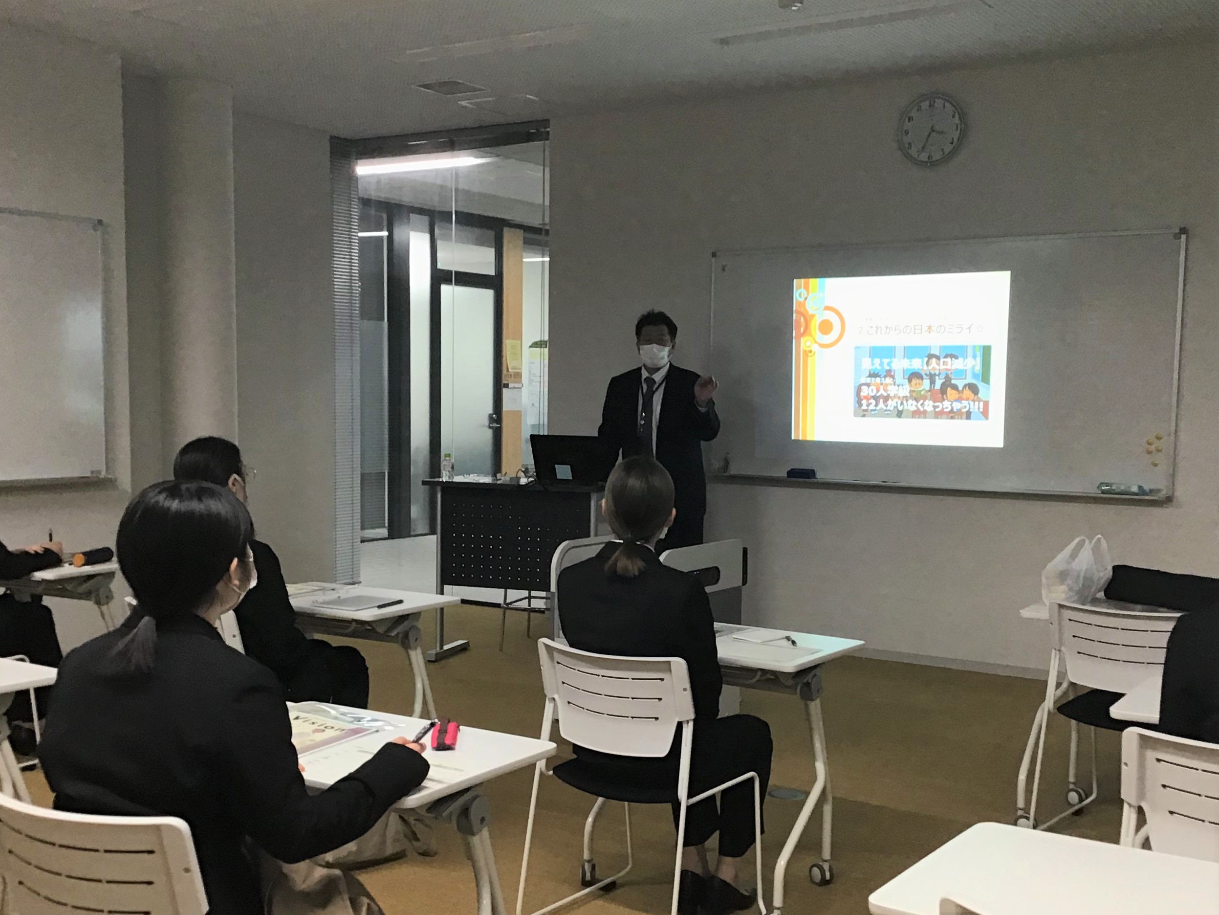 企業・団体の人事担当者が説明している様子