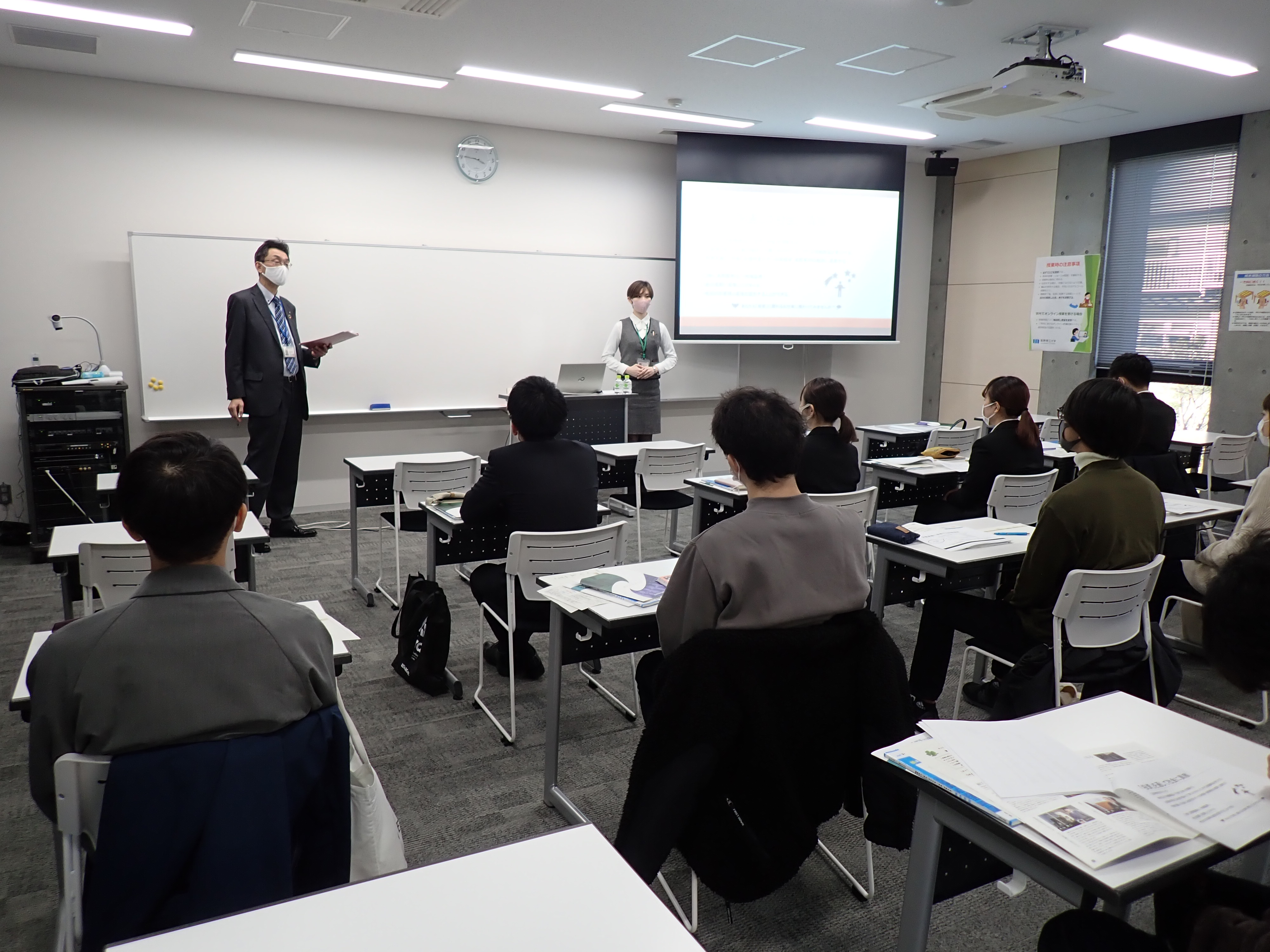 企業・団体の人事担当者が説明している様子