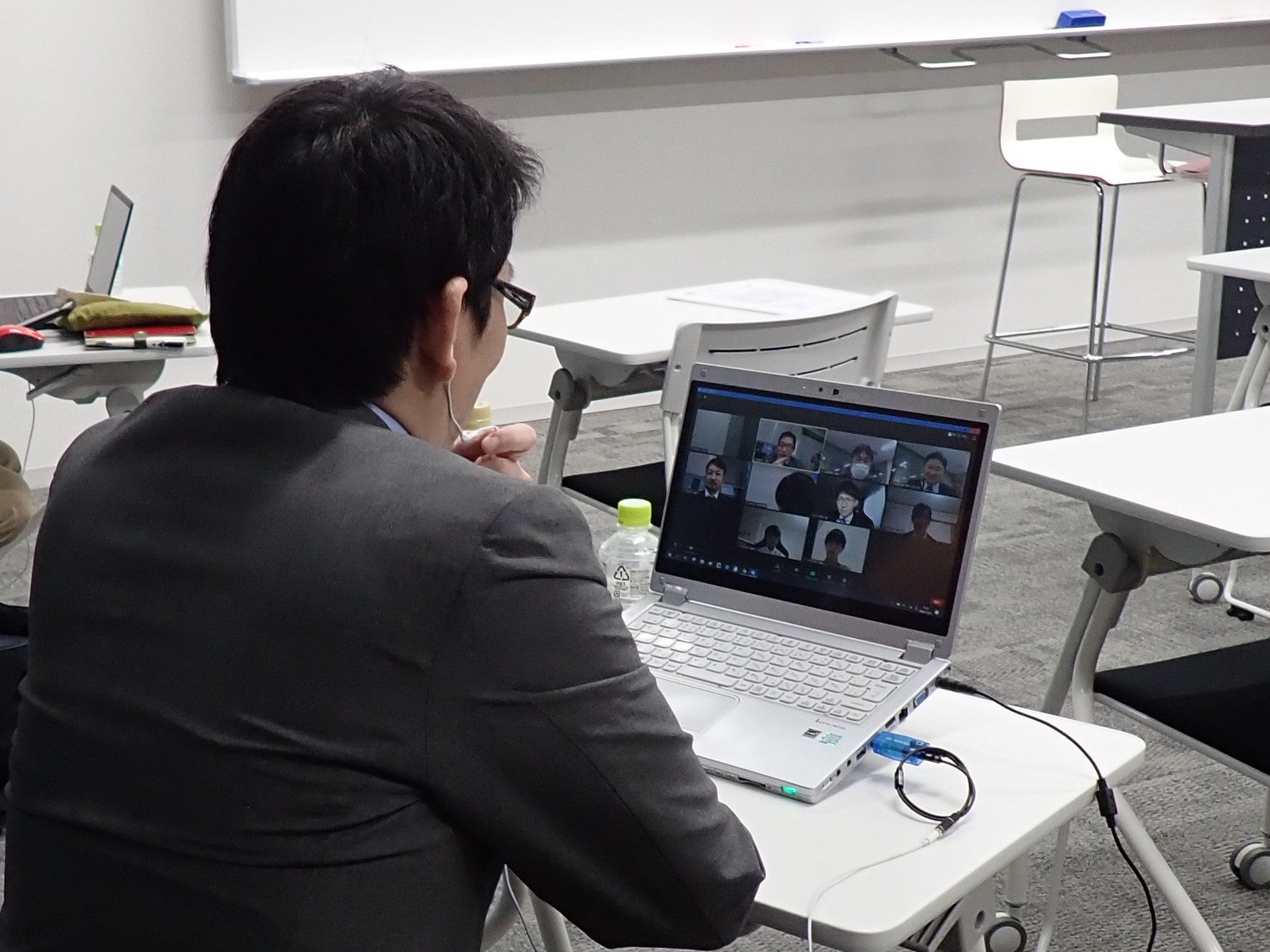 ライブ配信による説明の様子を紹介している写真です