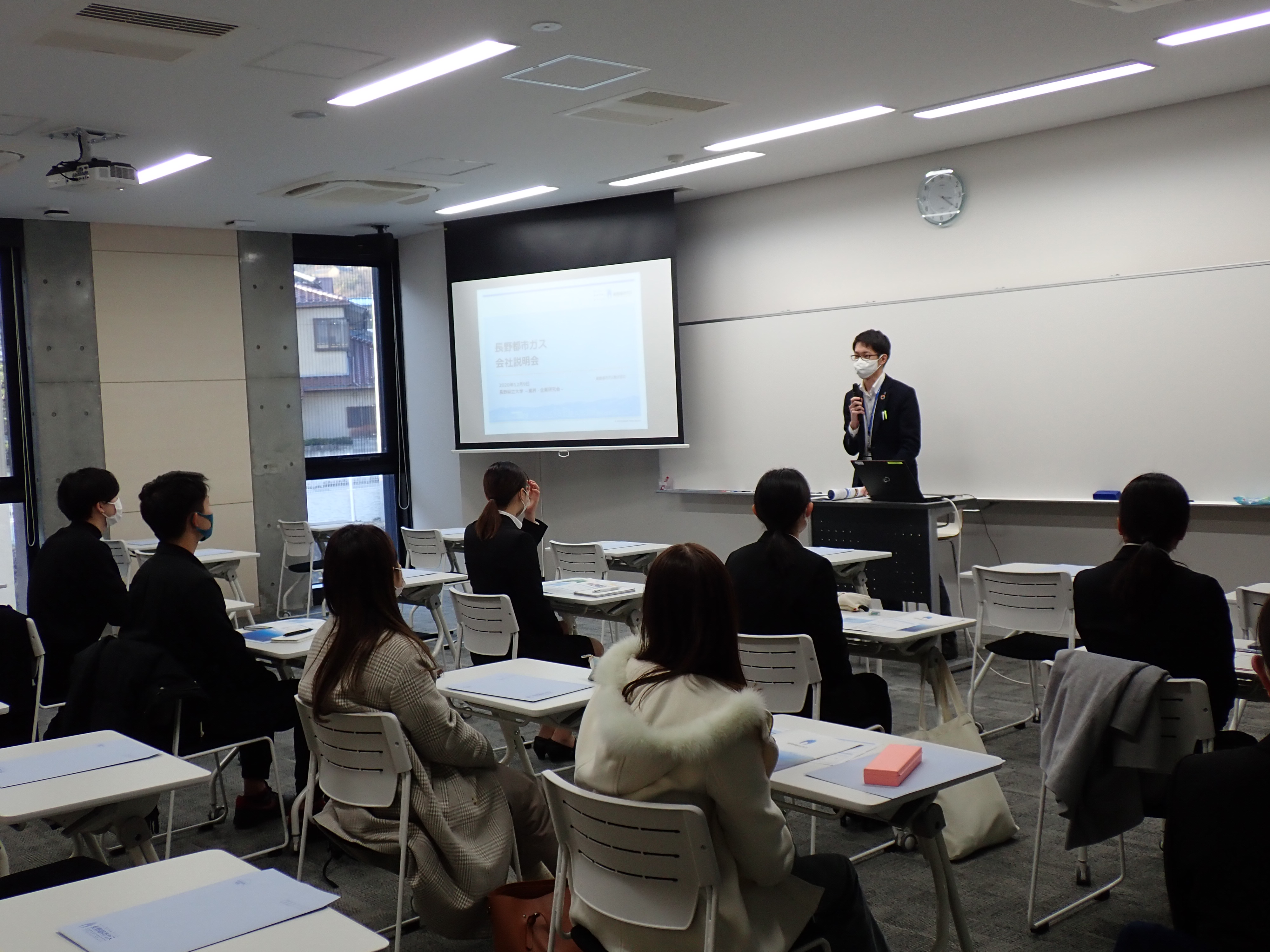 第3回業界・企業研究会の説明の様子です。