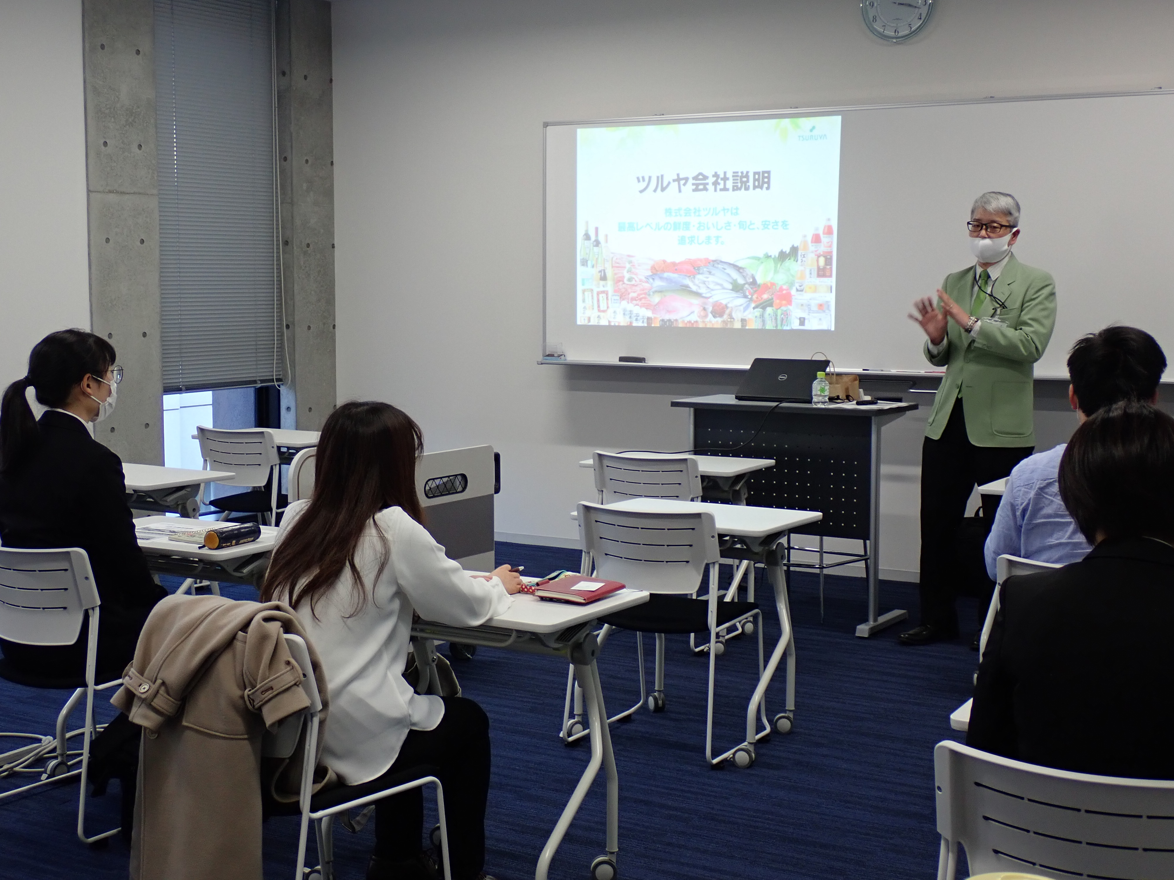 第3回業界・企業研究会の説明の様子です。