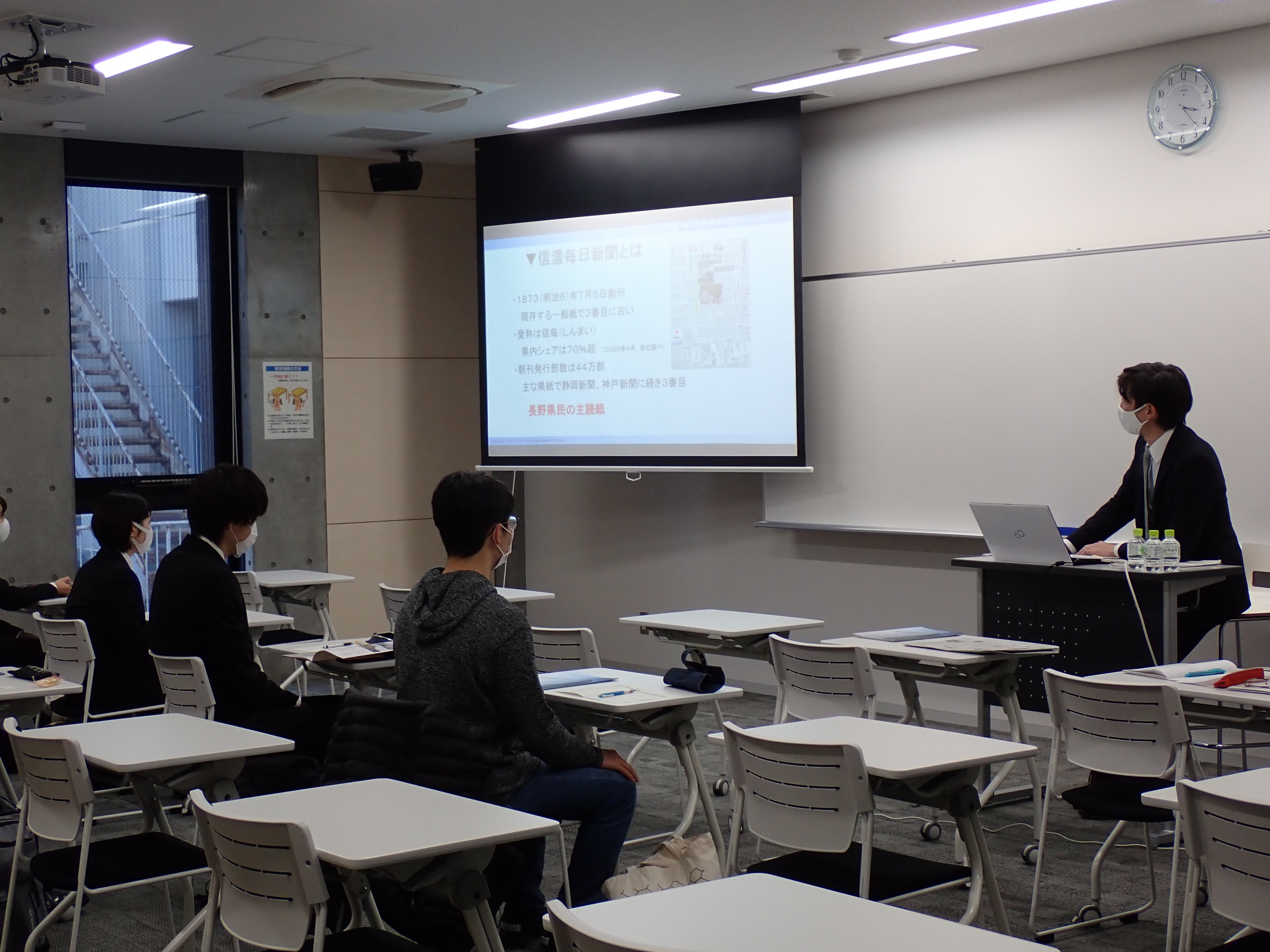 第3回業界・企業研究会の説明の様子です。
