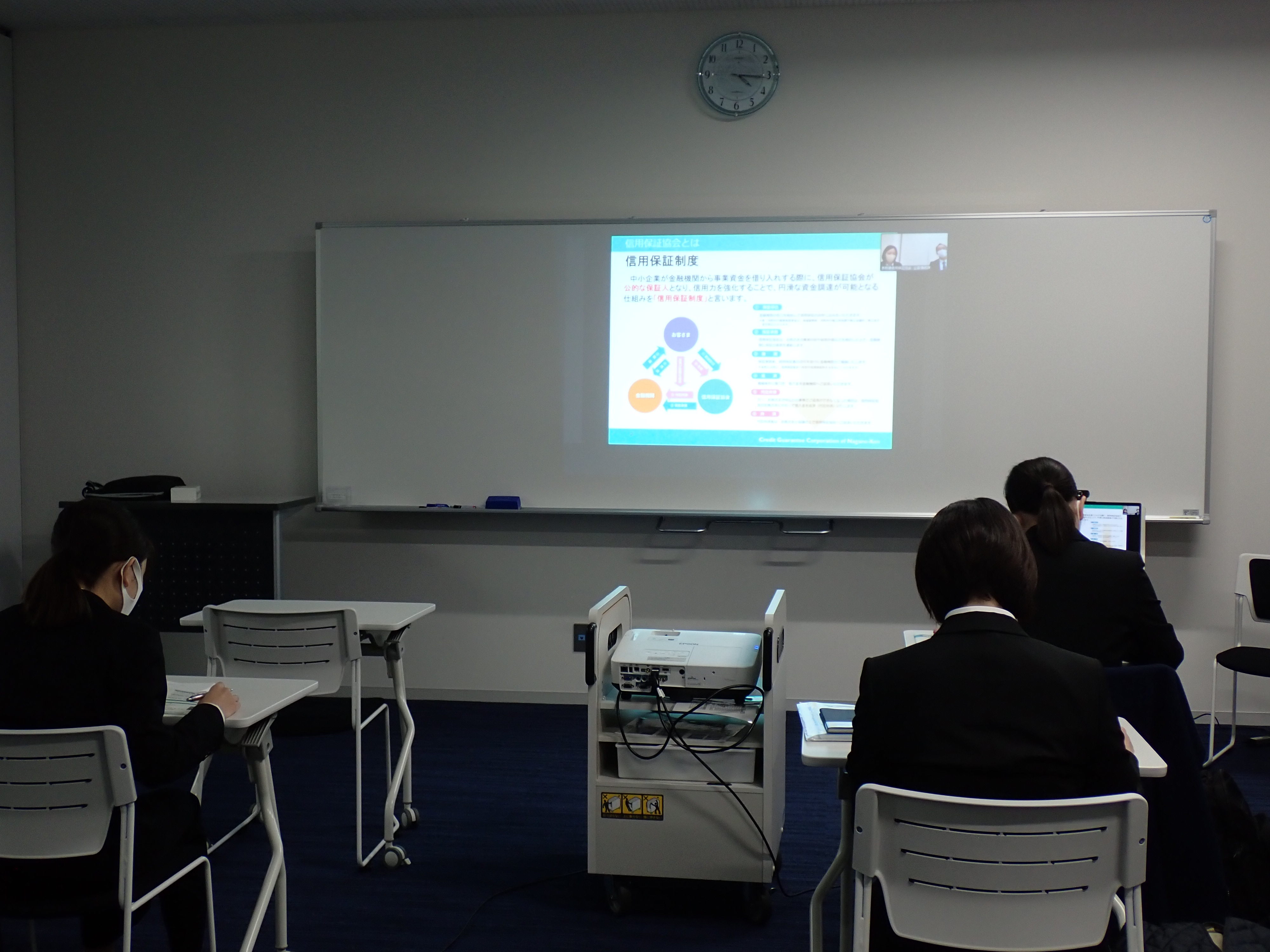 第3回業界・企業研究会のライブ配信による説明の様子です。