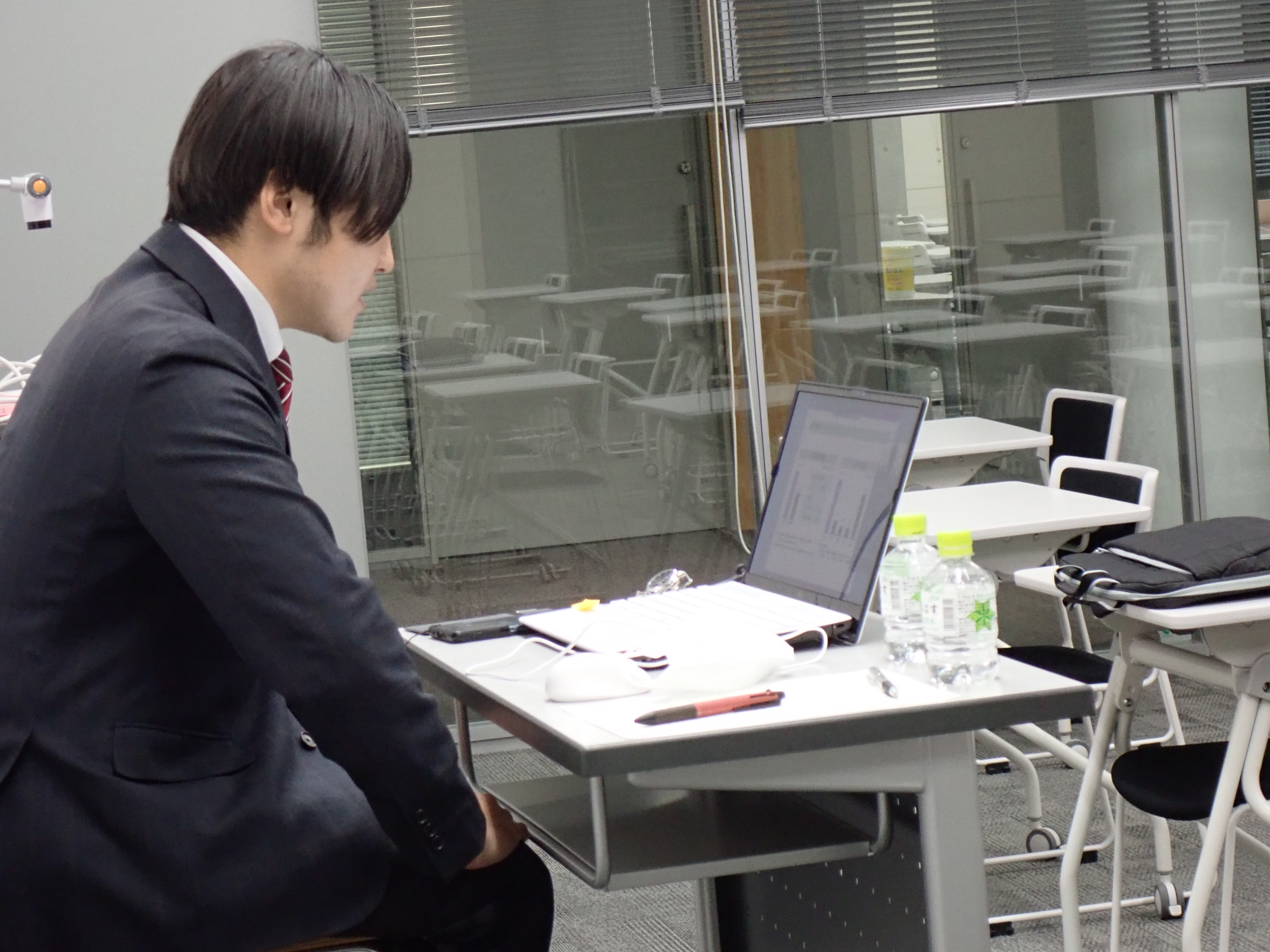 ライブ配信による説明の様子を紹介している画像です。