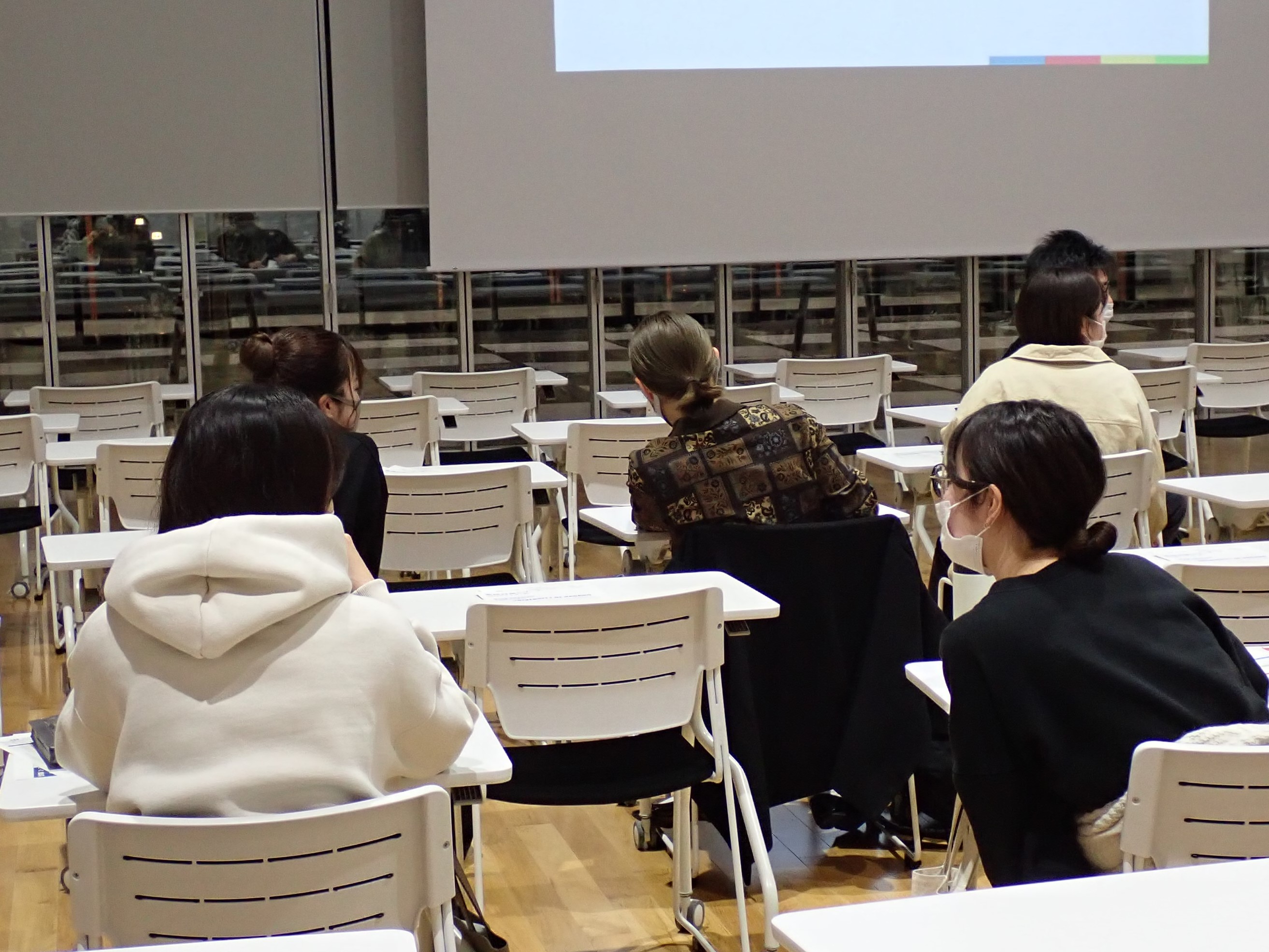 澤本講師の就職対策講座でのワークの様子