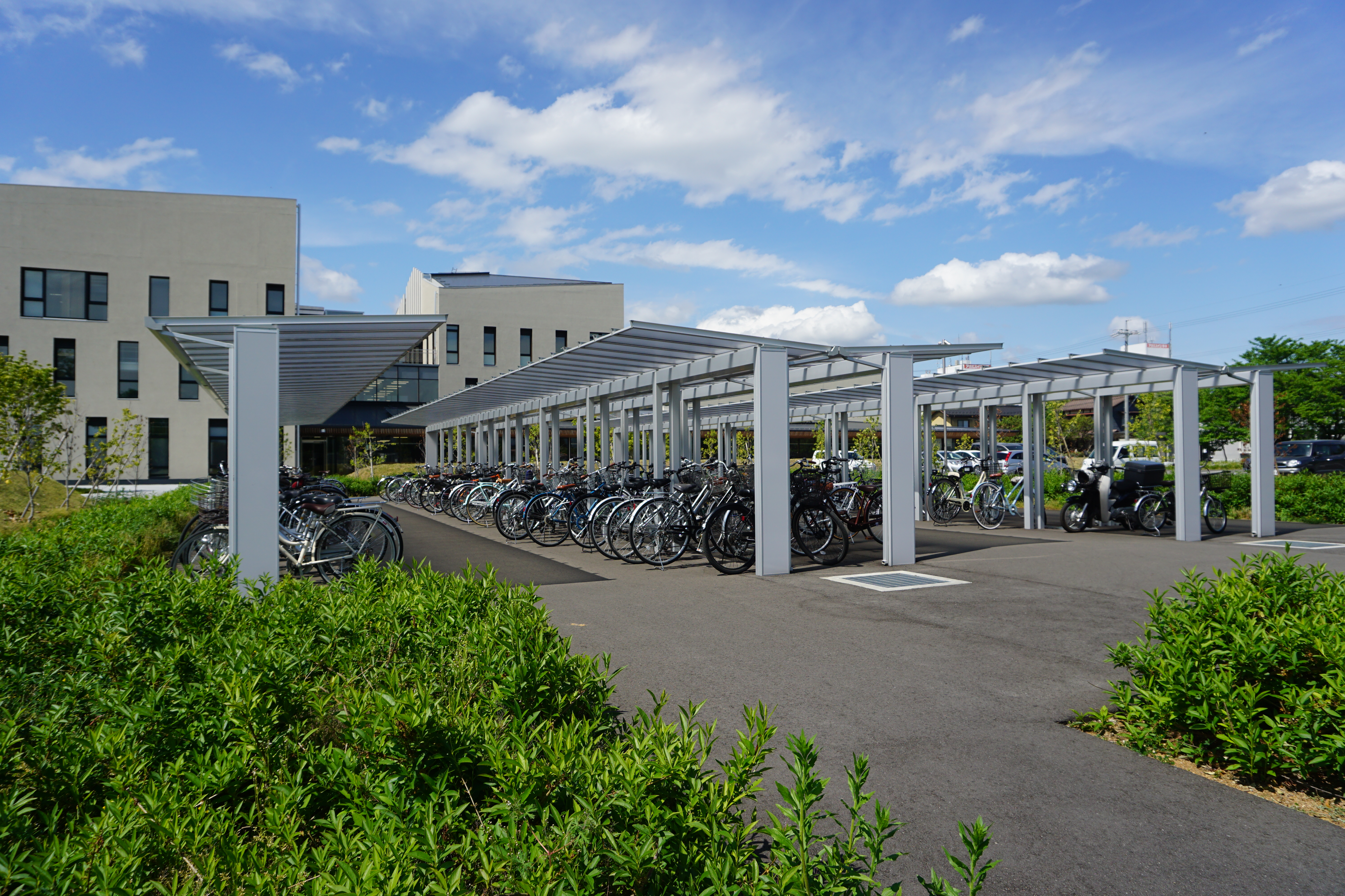 駐輪場は学生の自転車が並んでいます