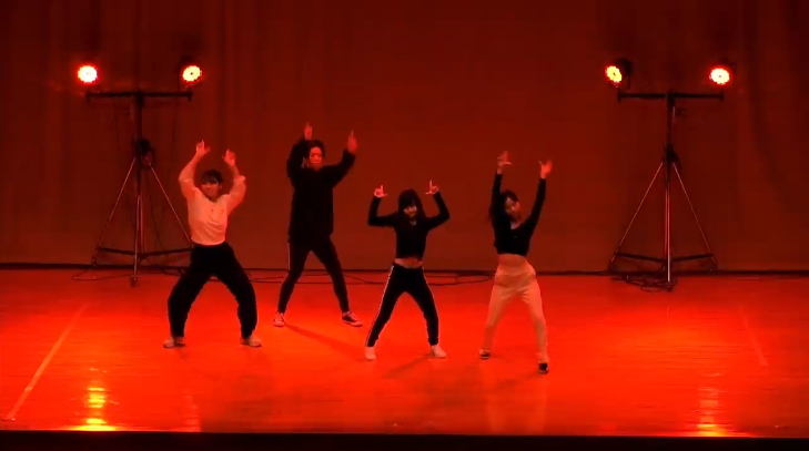 ダンスパフォーマンスの様子
