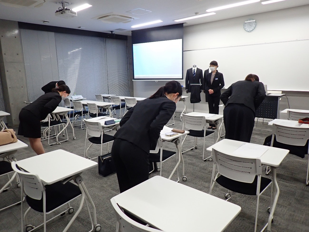 立ち居振る舞いの練習をしている写真