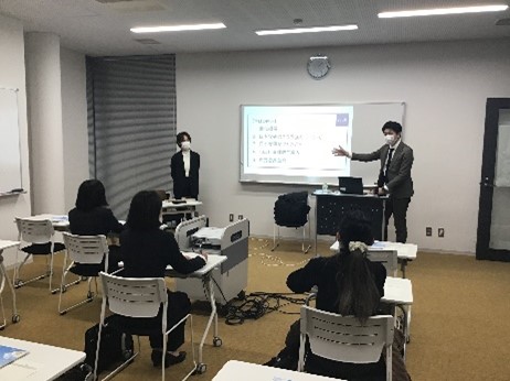 人事担当者から説明を聞く学生の様子
