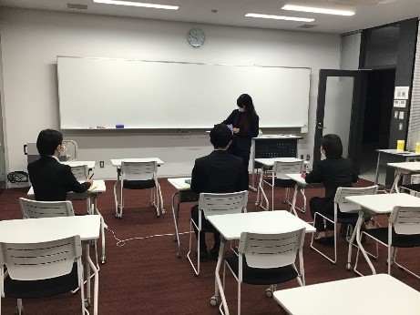 人事担当者から説明を聞く学生の様子