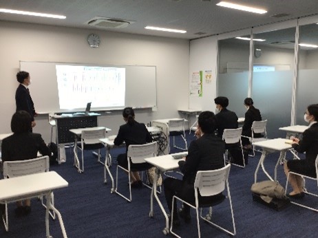 人事担当者から説明を聞く学生の様子