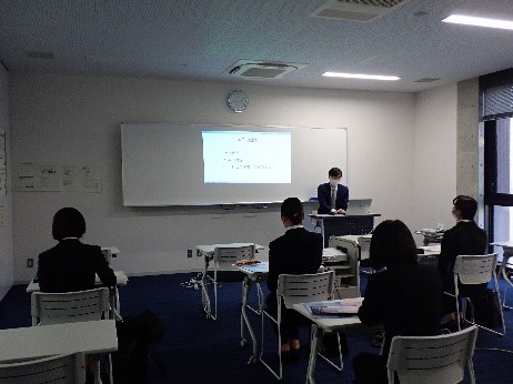 人事担当者から説明を聞く学生の様子