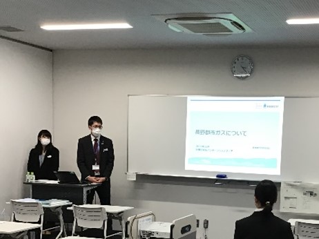 人事担当者から説明を聞く学生の様子