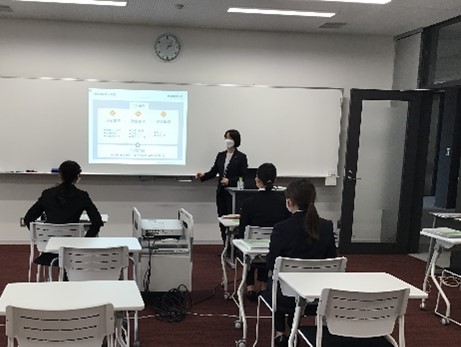 人事担当者から説明を聞く学生の様子