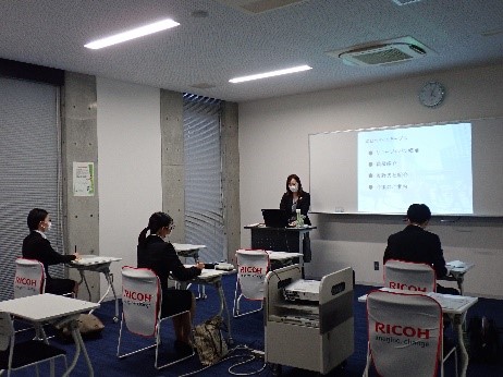 人事担当者から説明を聞く学生の様子