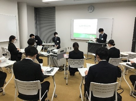 人事担当者から説明を聞く学生の様子