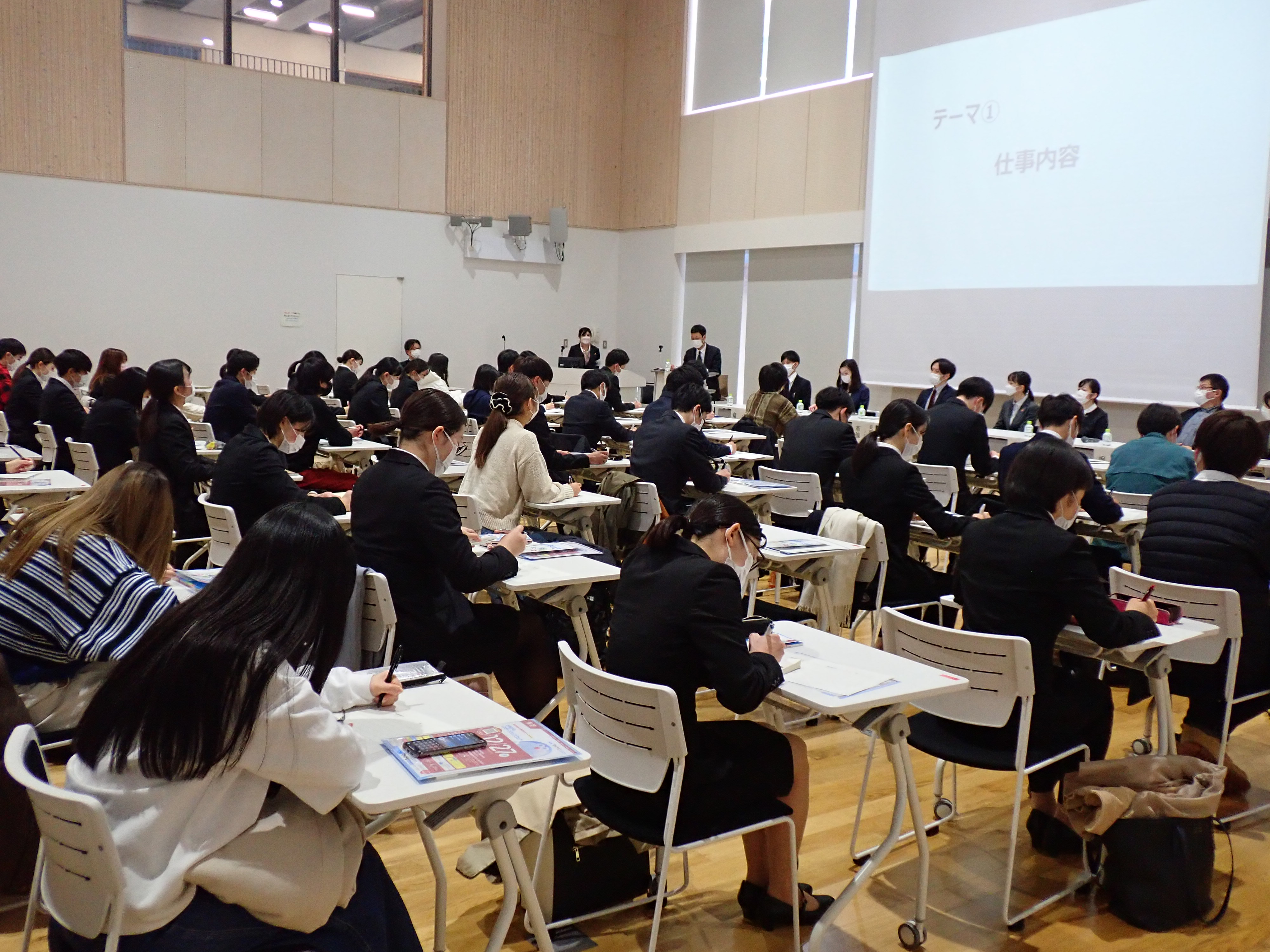 パネルディスカッションを聞く学生たちの写真