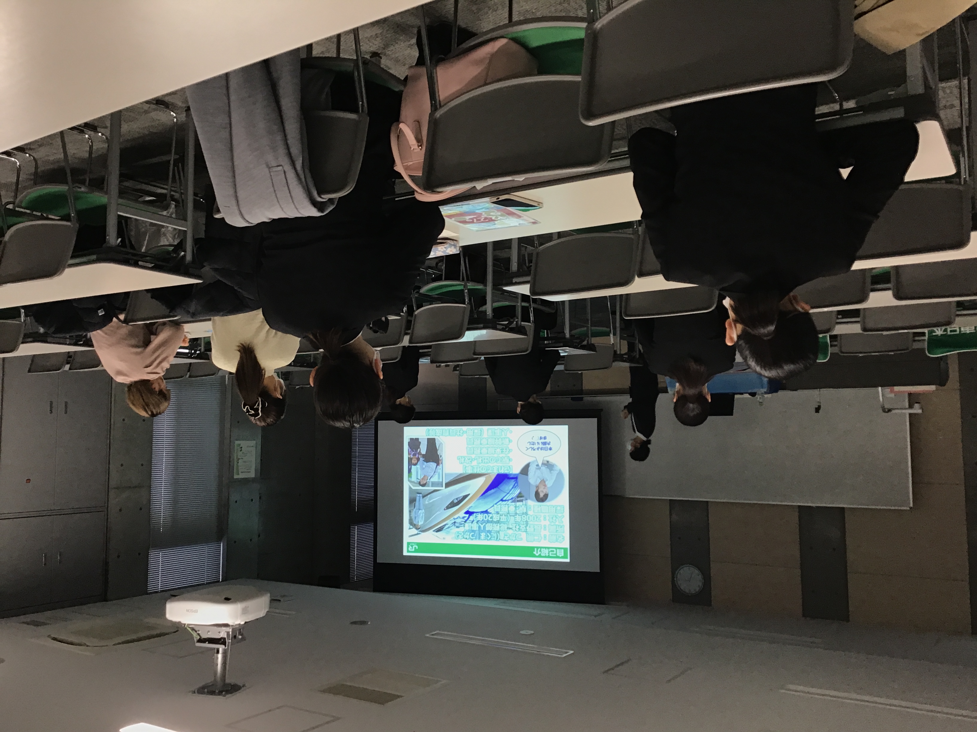 各ブースで企業担当者の説明を聞く学生たちの写真