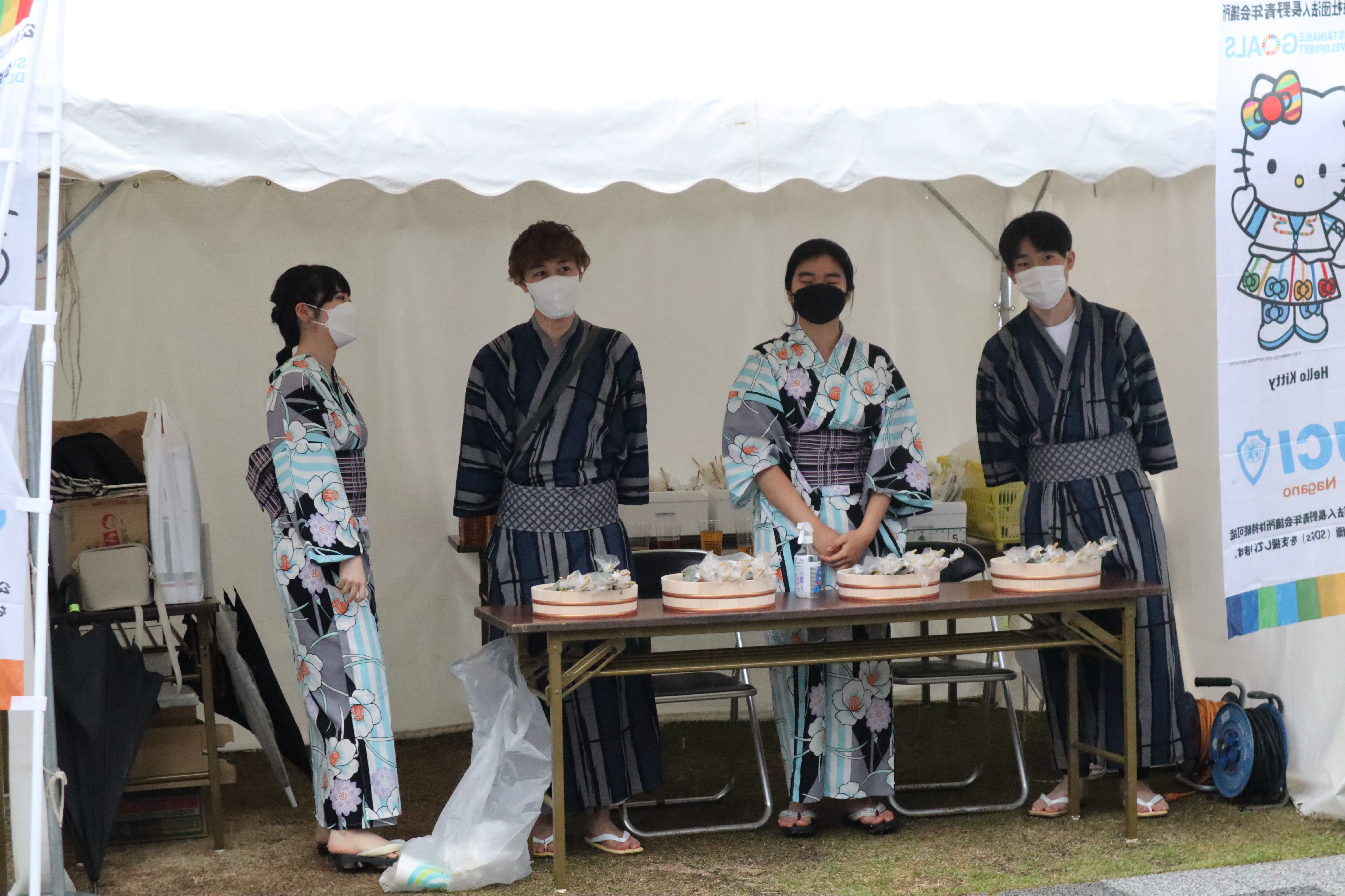 6月11日　宵山でキュウリを振る舞う様子