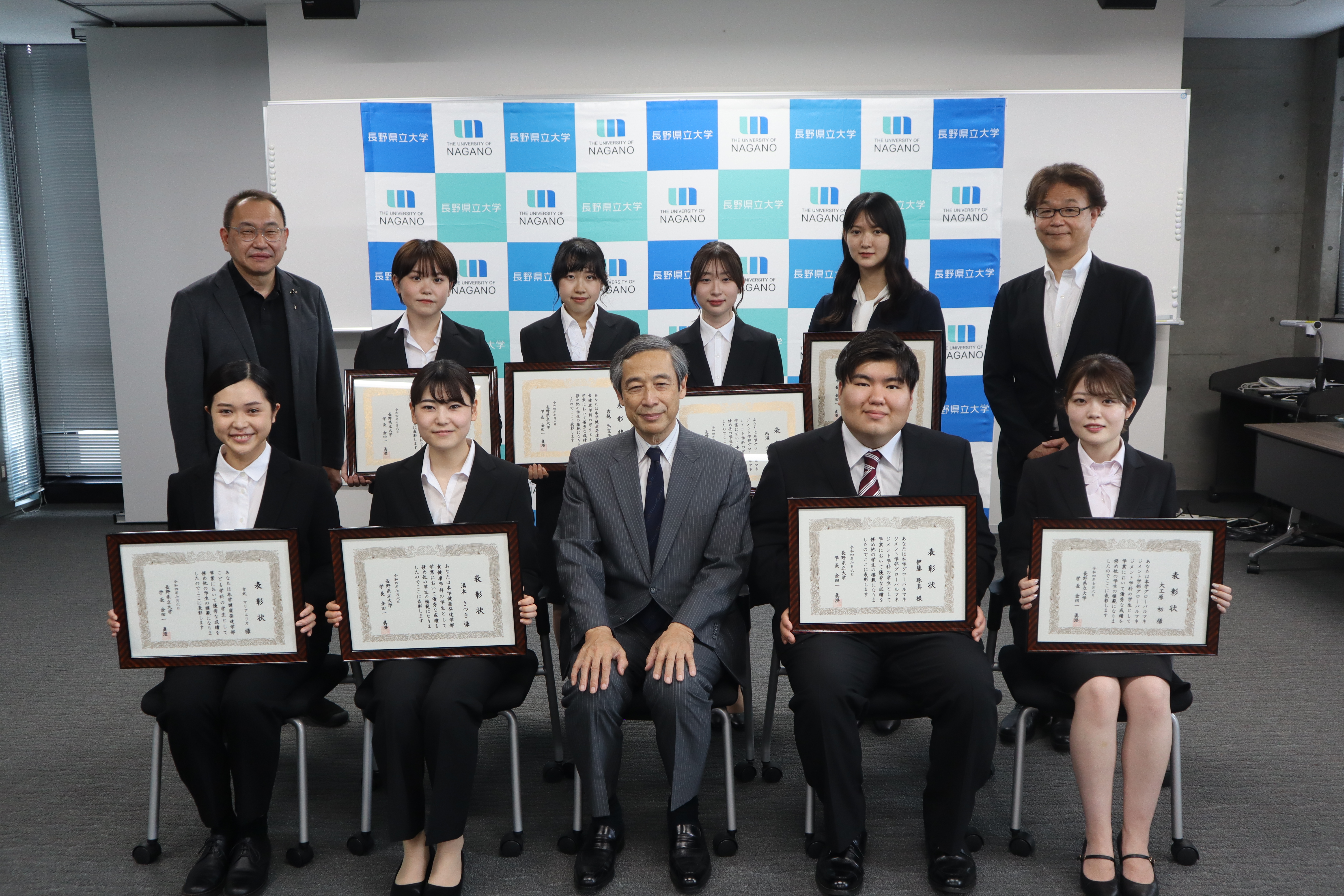 学長表彰の様子（撮影時のみマスクを外しています）