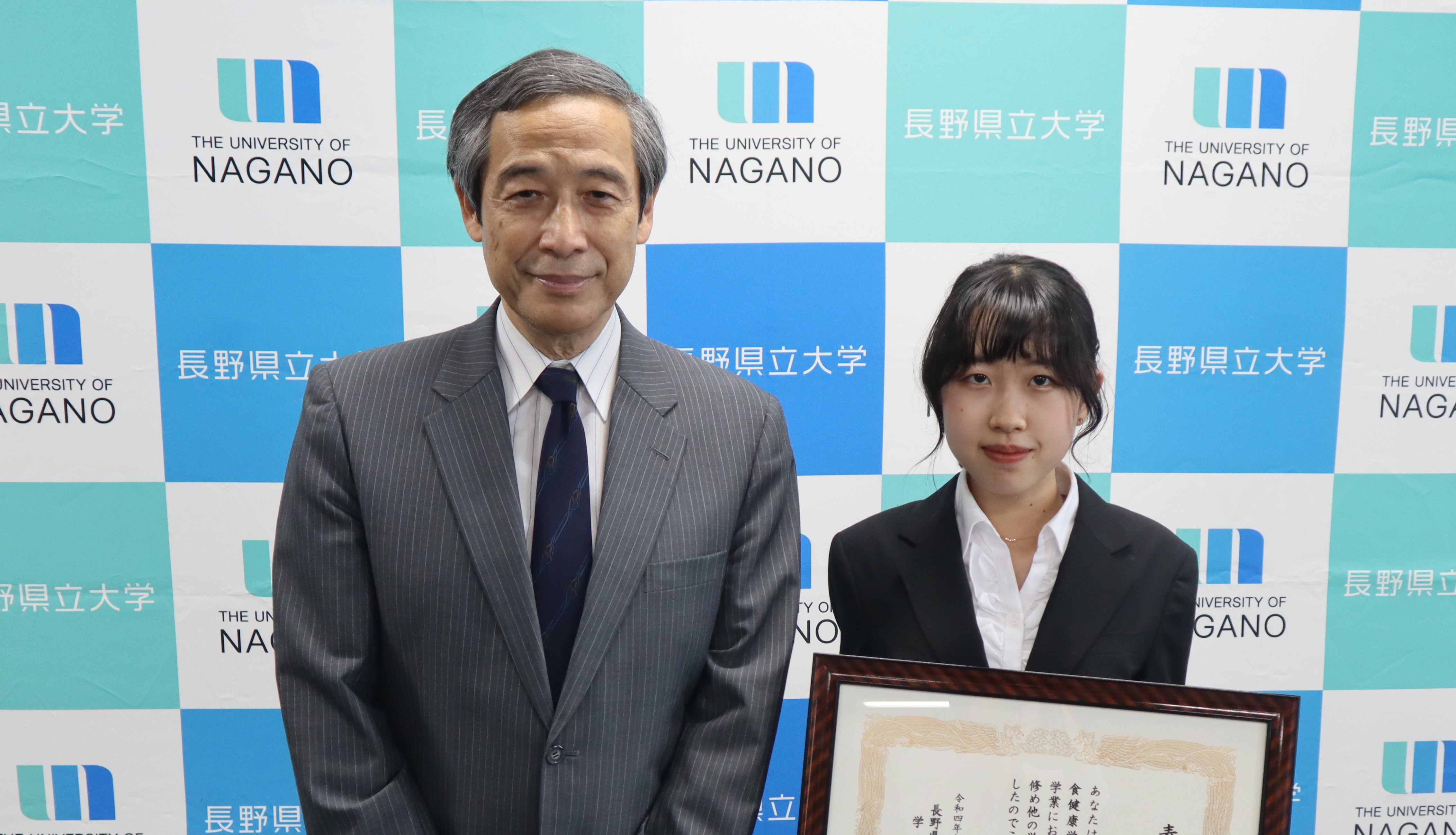学長表彰の様子（撮影時のみマスクを外しています）