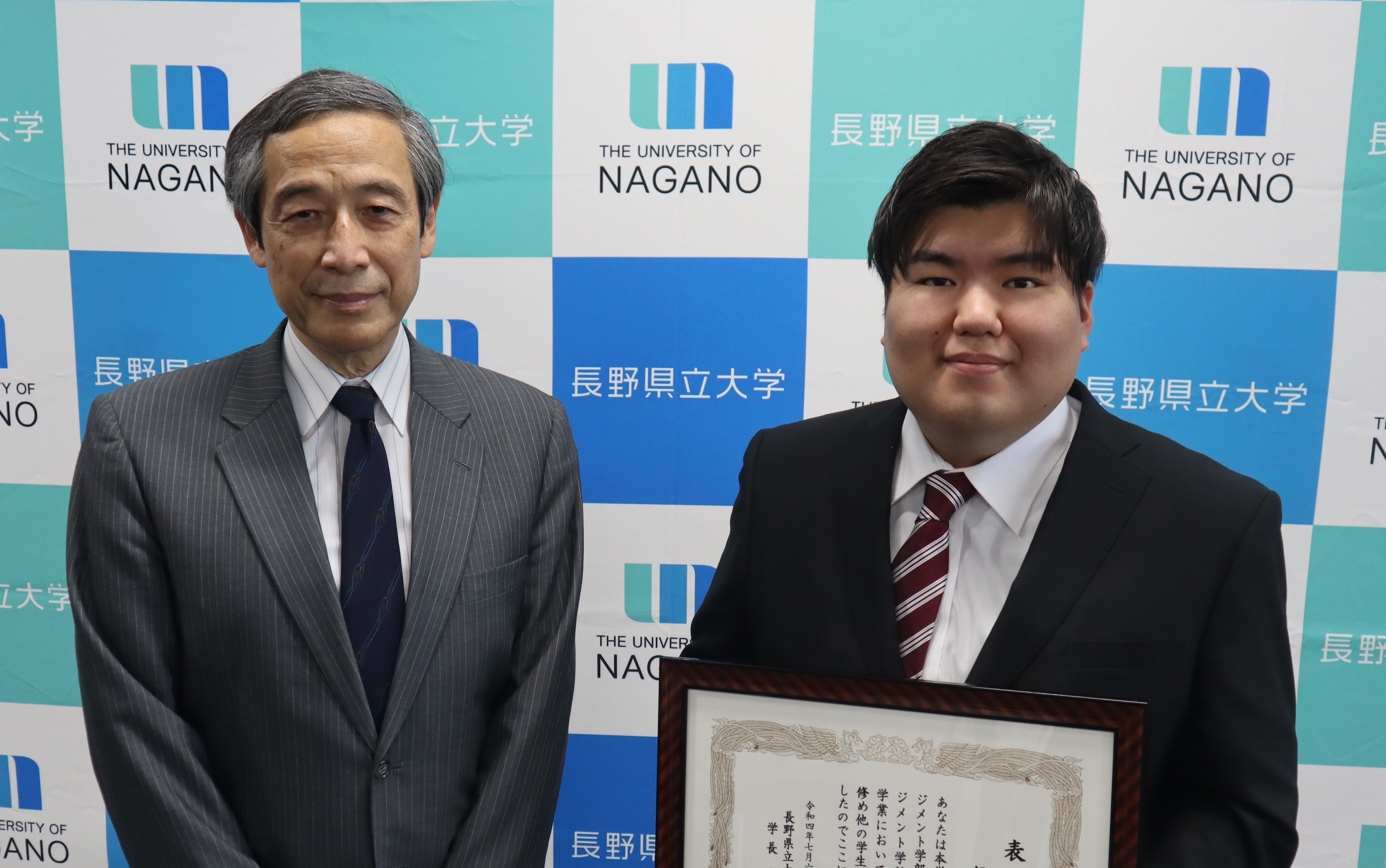 学長表彰の様子（撮影時のみマスクを外しています）