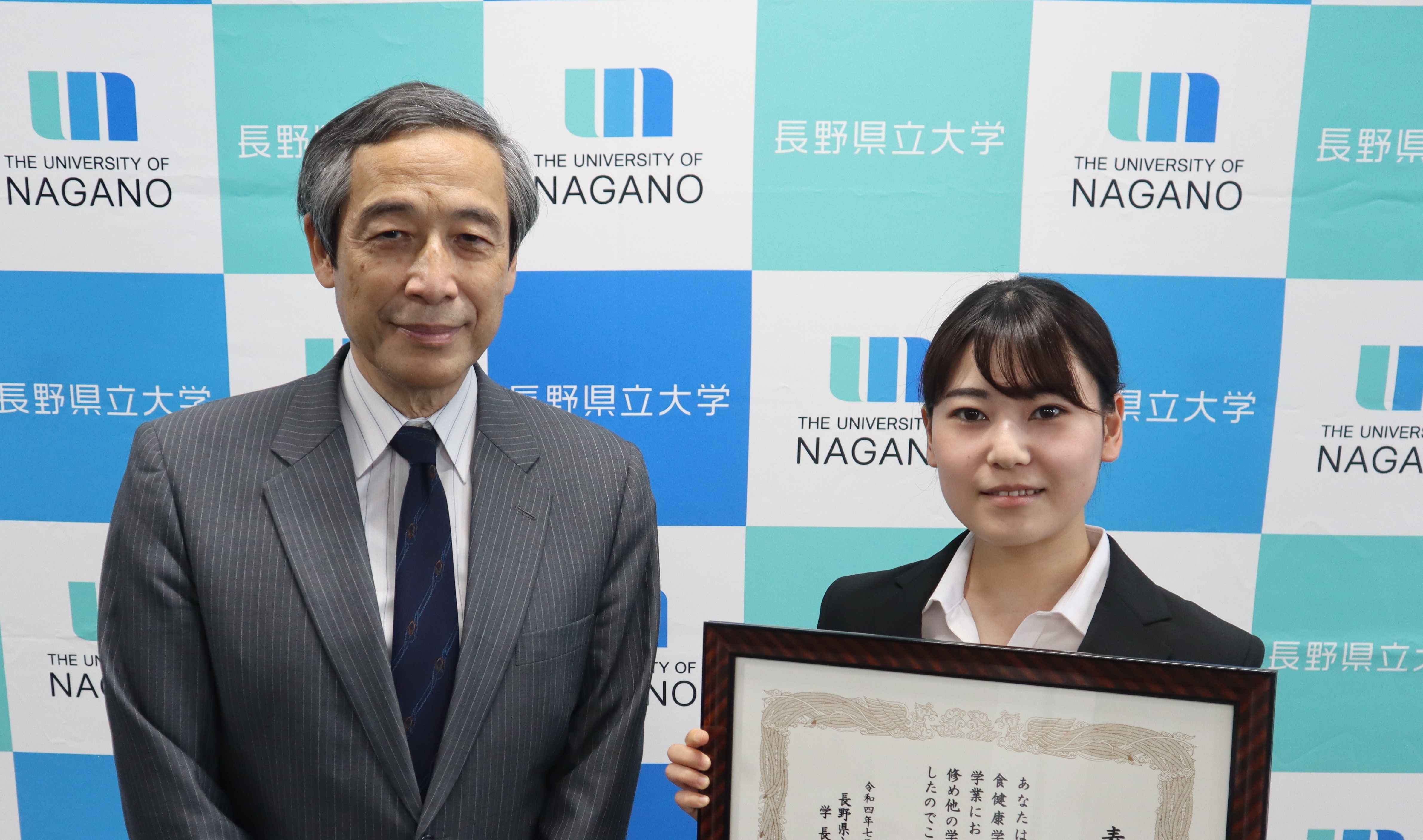 学長表彰の様子（撮影時のみマスクを外しています）