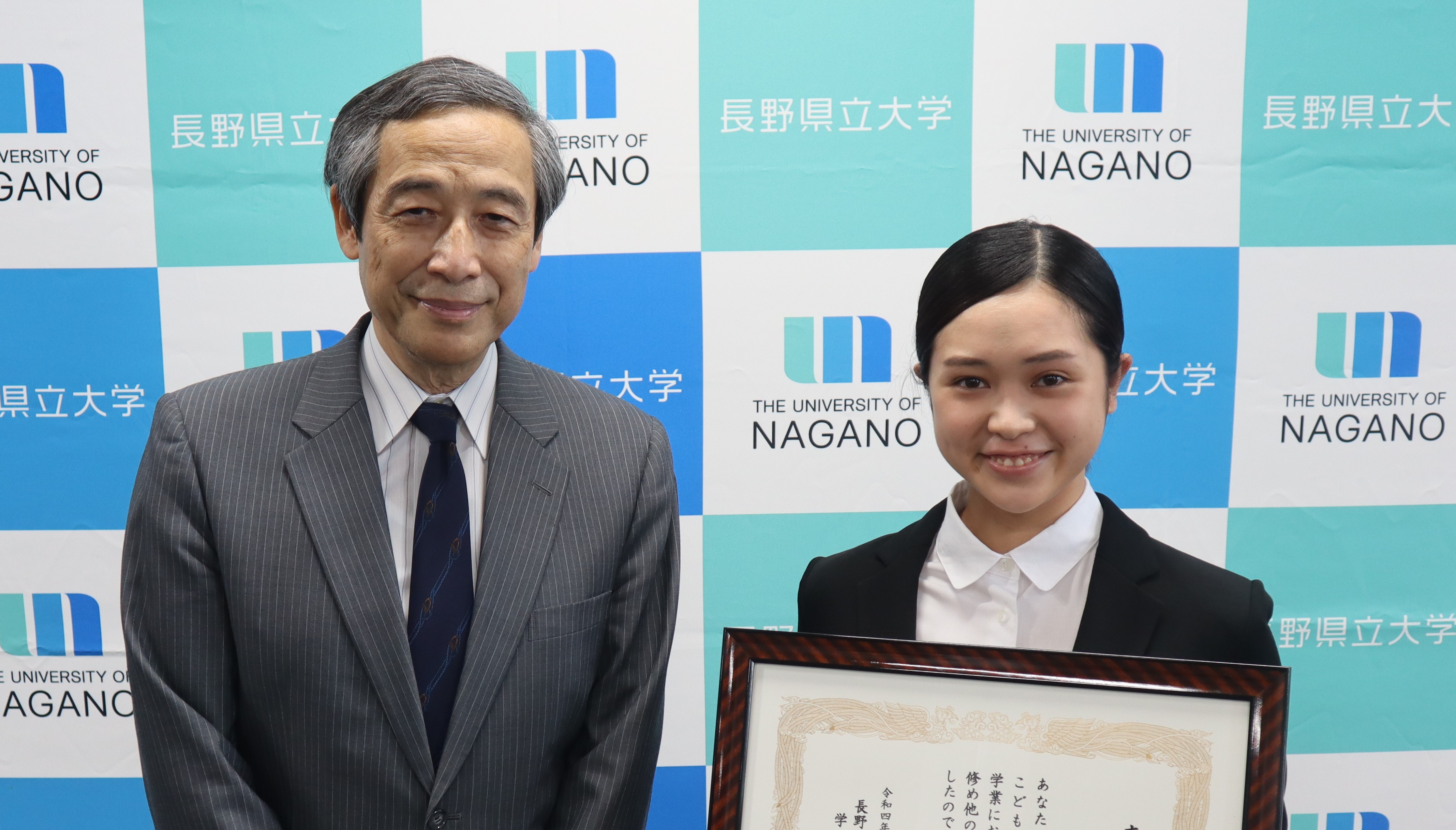学長表彰の様子（撮影時のみマスクを外しています）