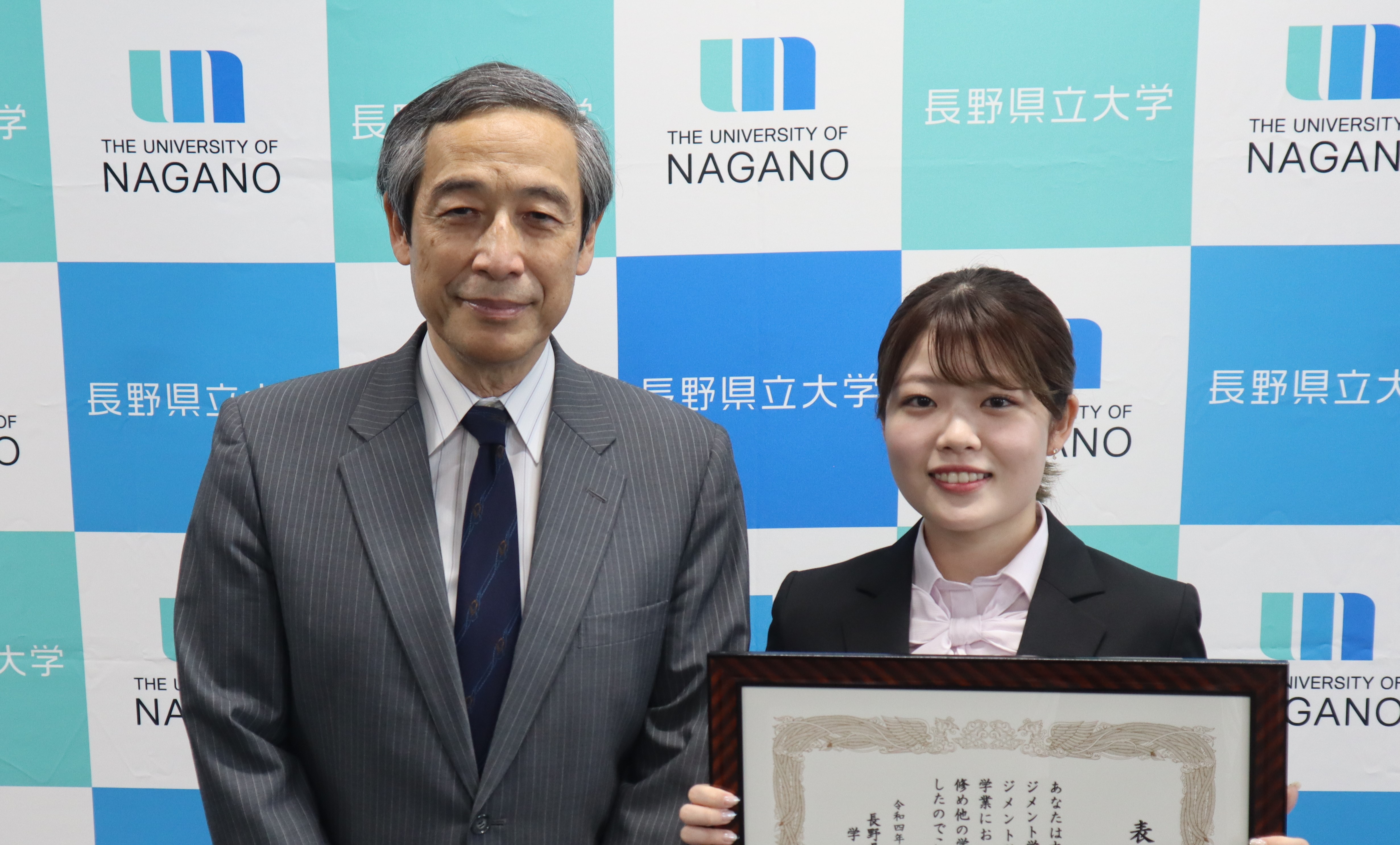 学長表彰の様子（撮影時のみマスクを外しています）