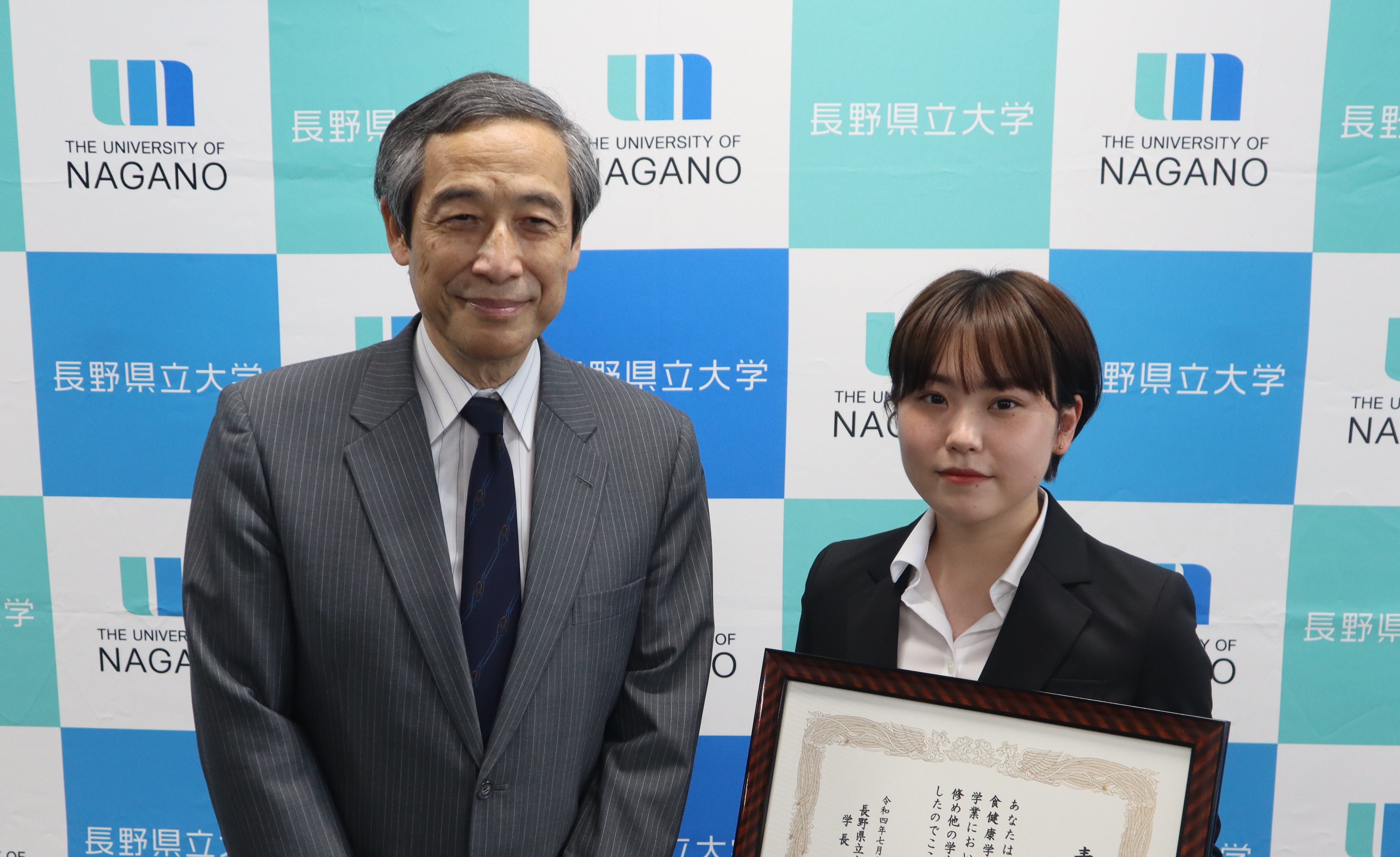 学長表彰の様子（撮影時のみマスクを外しています）