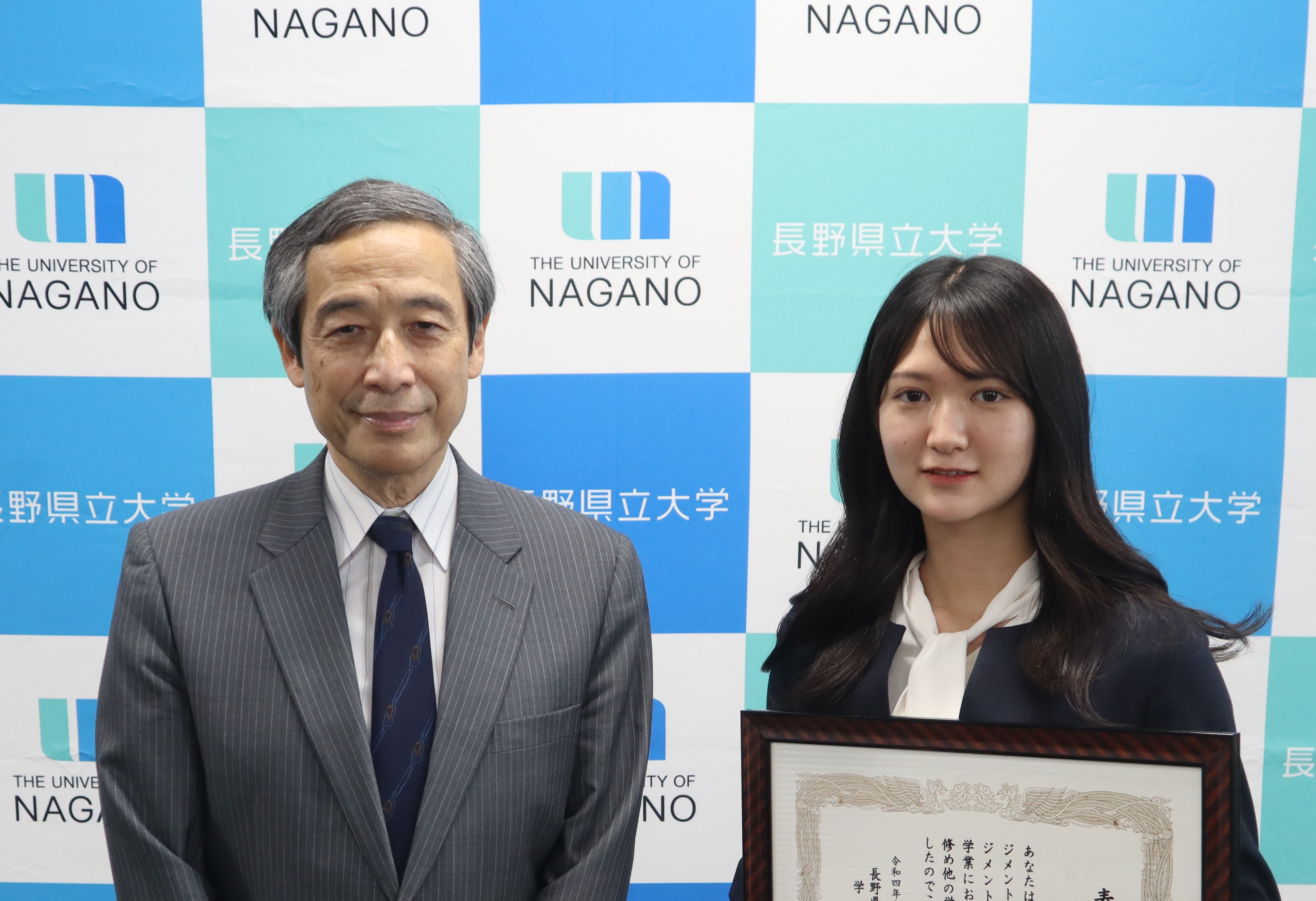 学長表彰の様子（撮影時のみマスクを外しています）