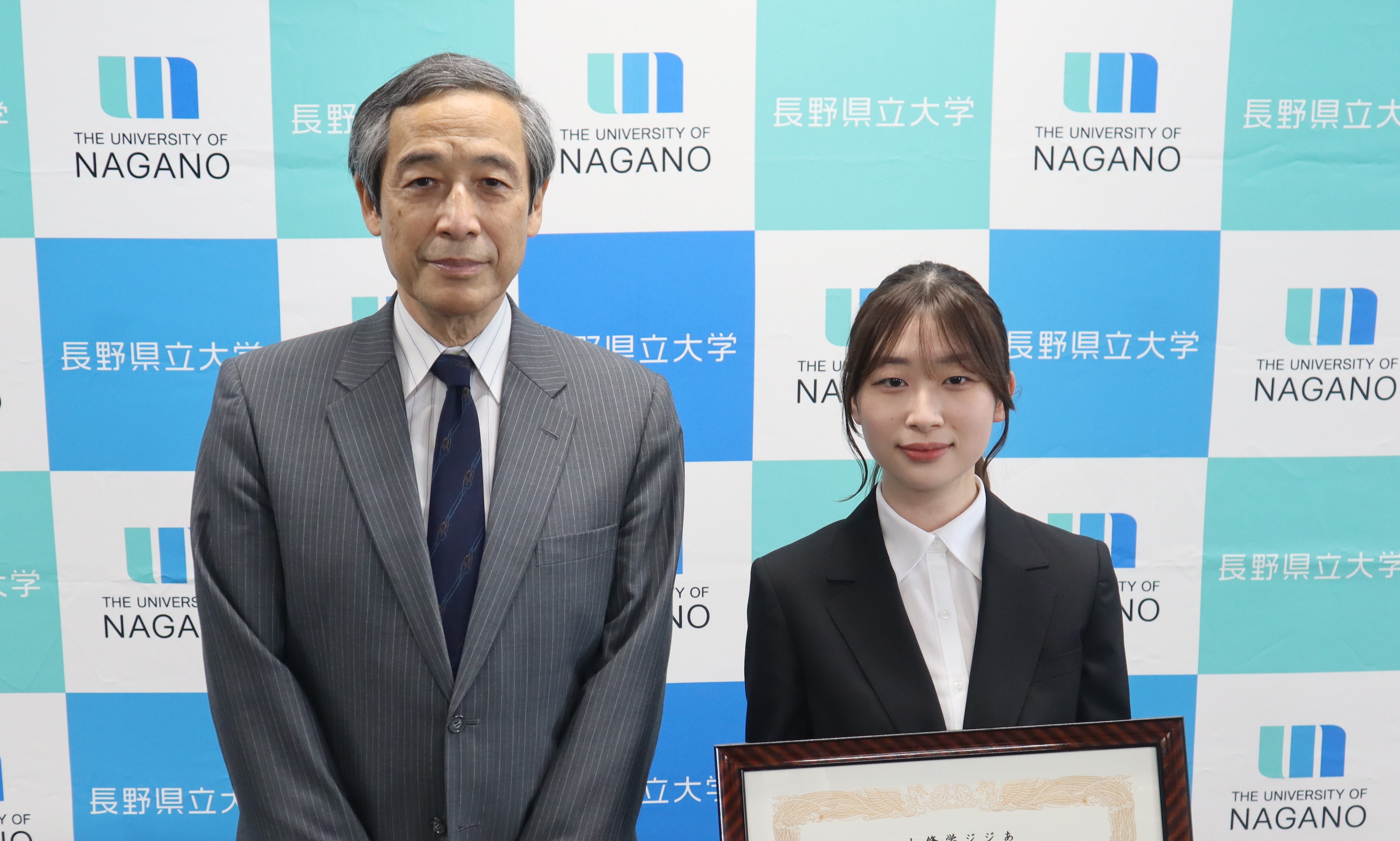 学長表彰の様子（撮影時のみマスクを外しています）