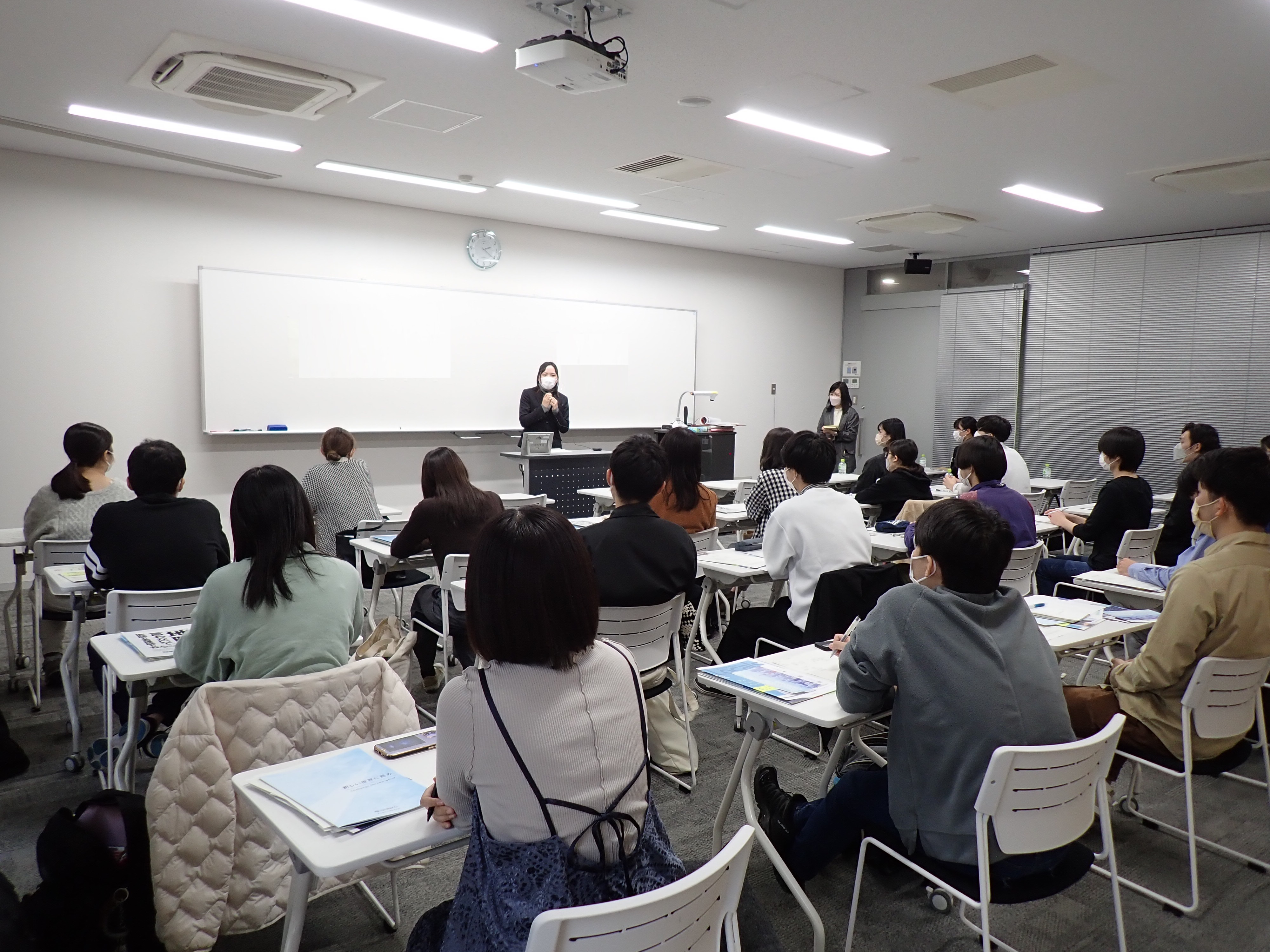 OGが会社説明をしている写真