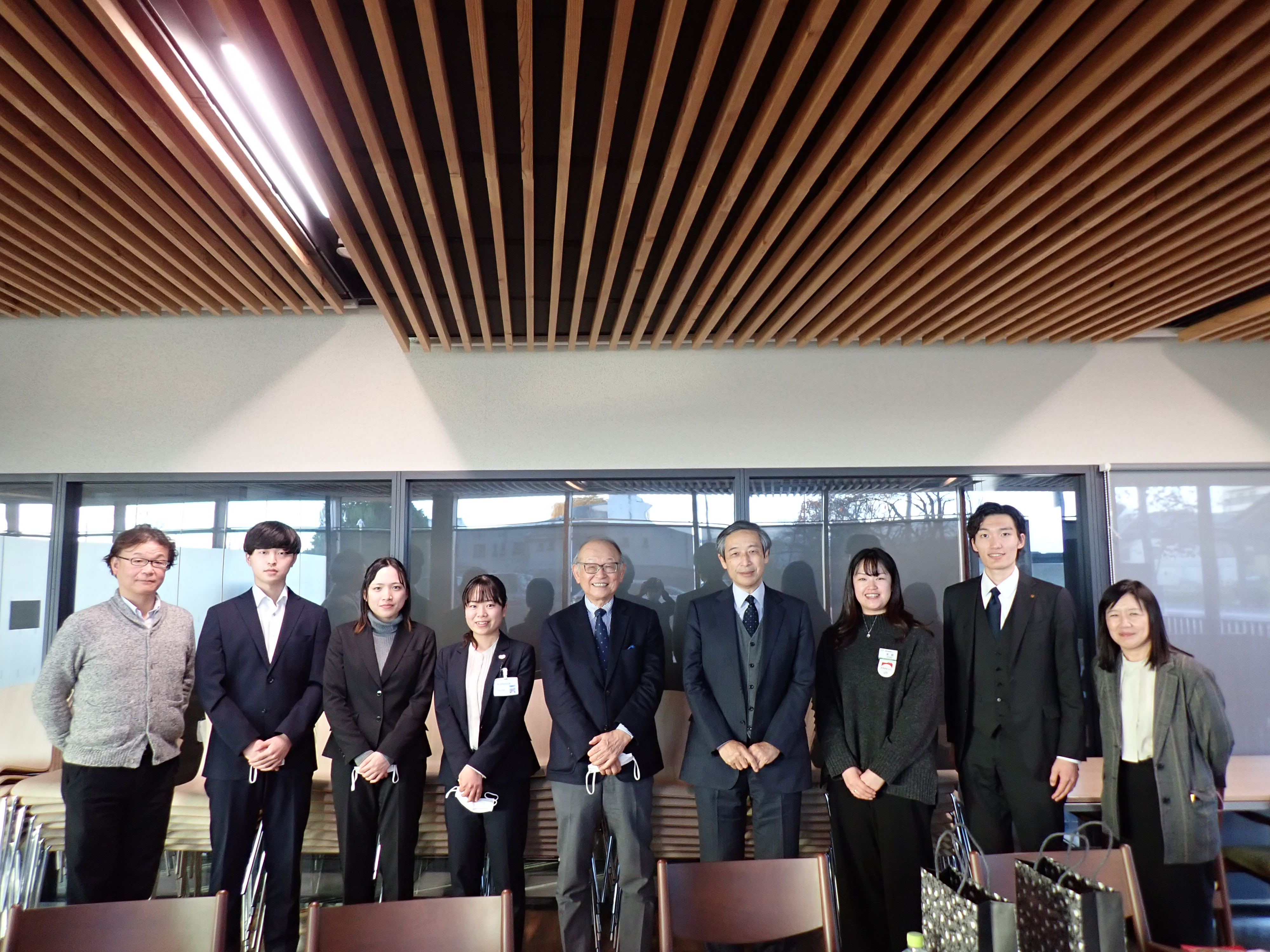 理事長、学長、学部長、OBOGの集合写真