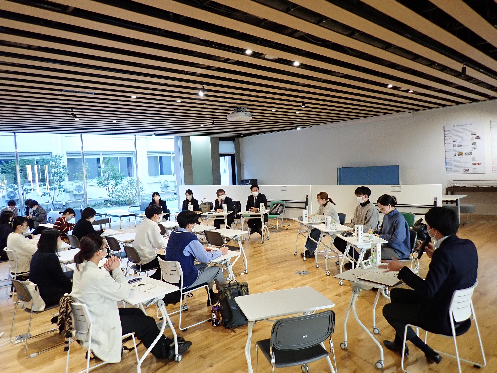 4年生の内定者、県内企業・団体の担当者によるトークセッションの様子