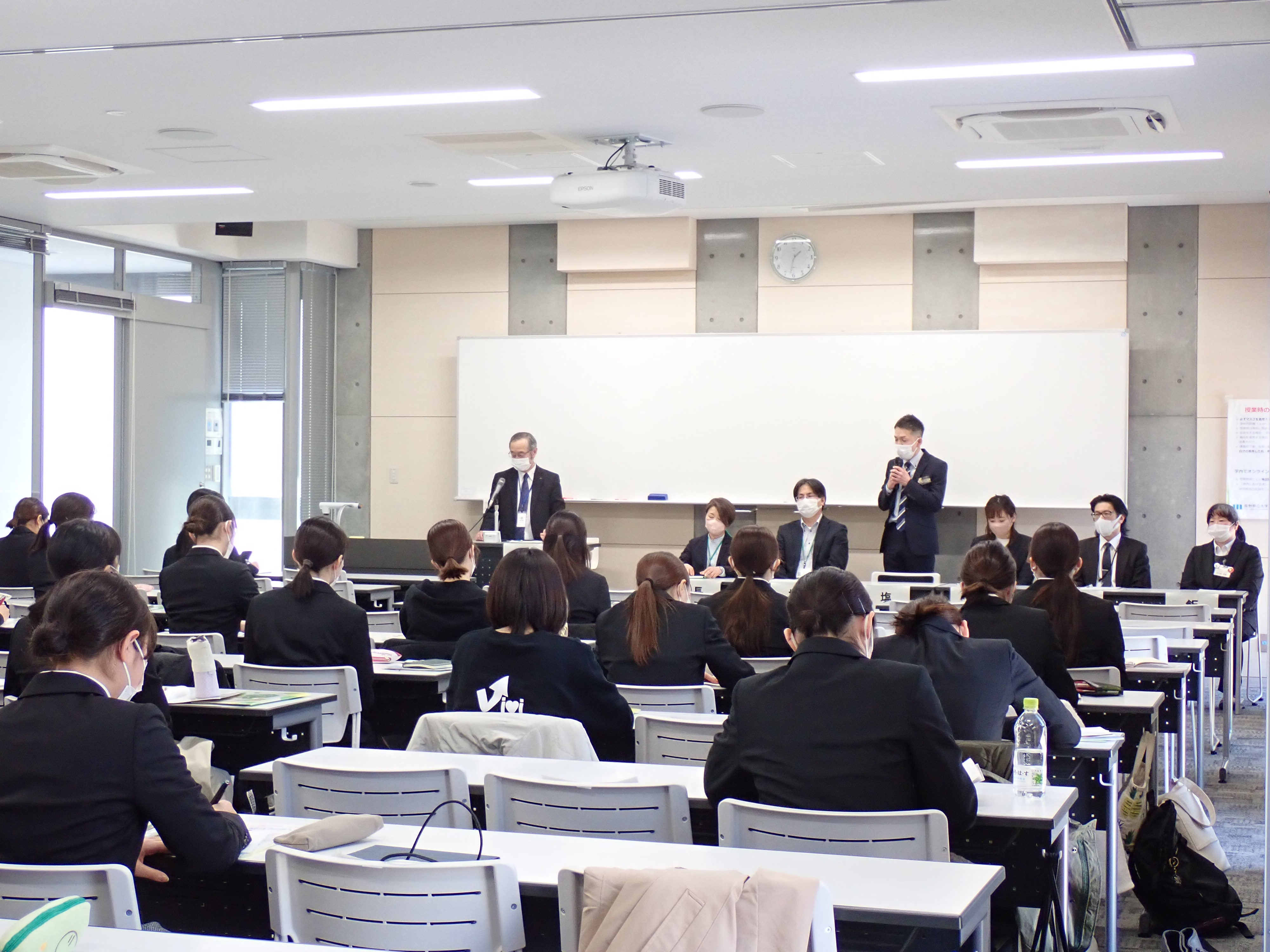 第1部全体会で6自治体の話を聞く様子
