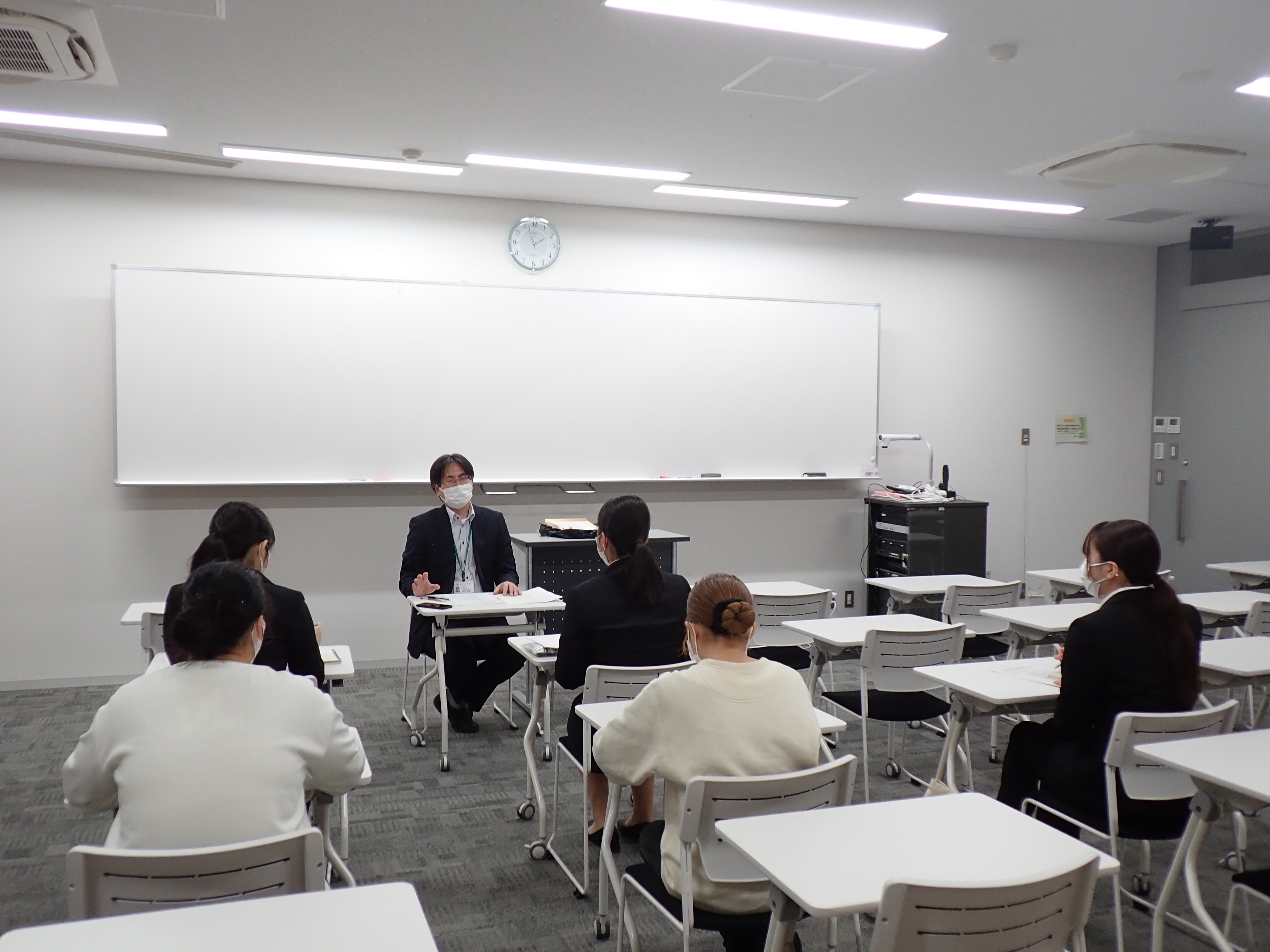 第2部の個別説明を聞く様子