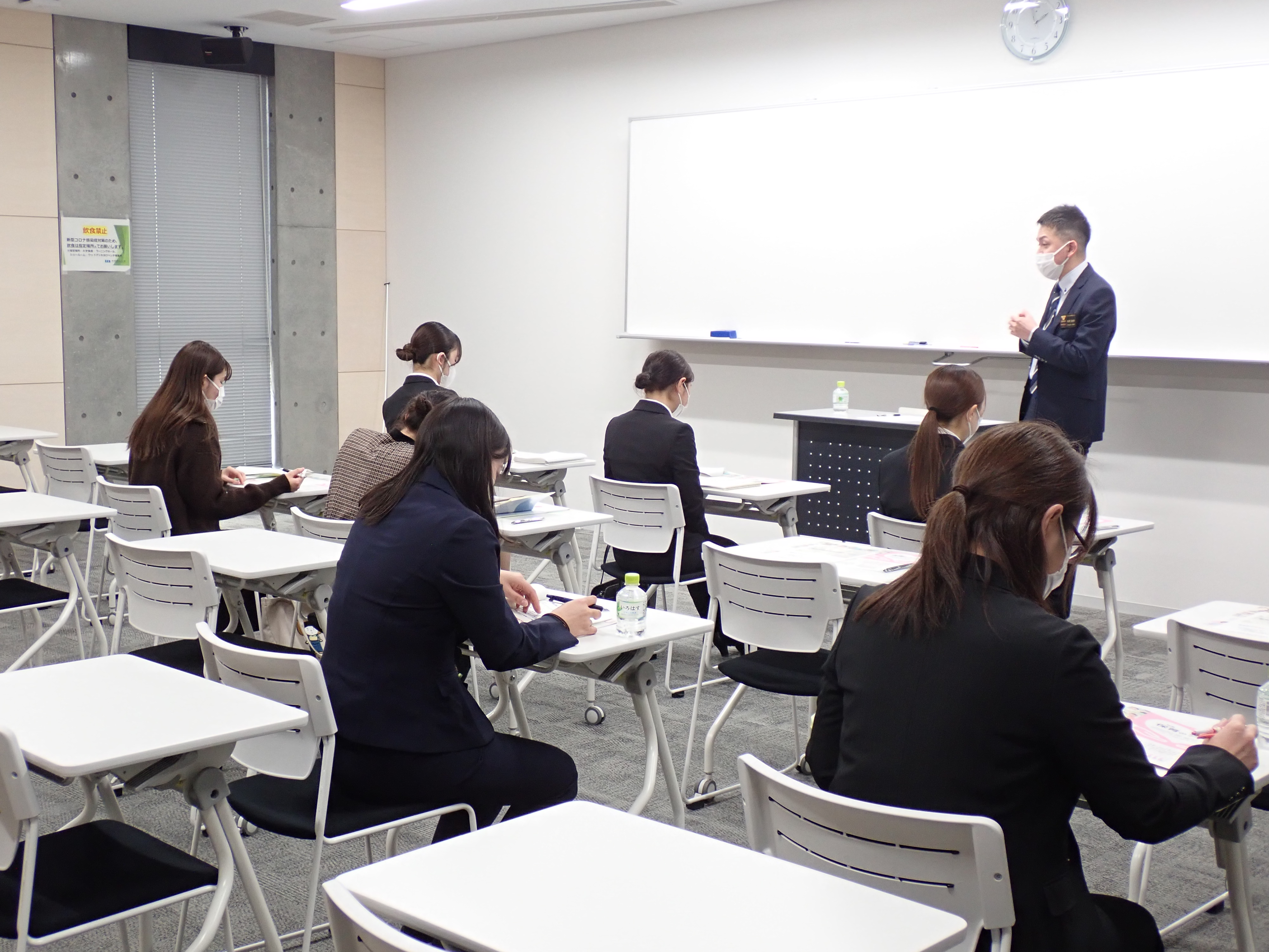 第2部の個別説明を聞く様子