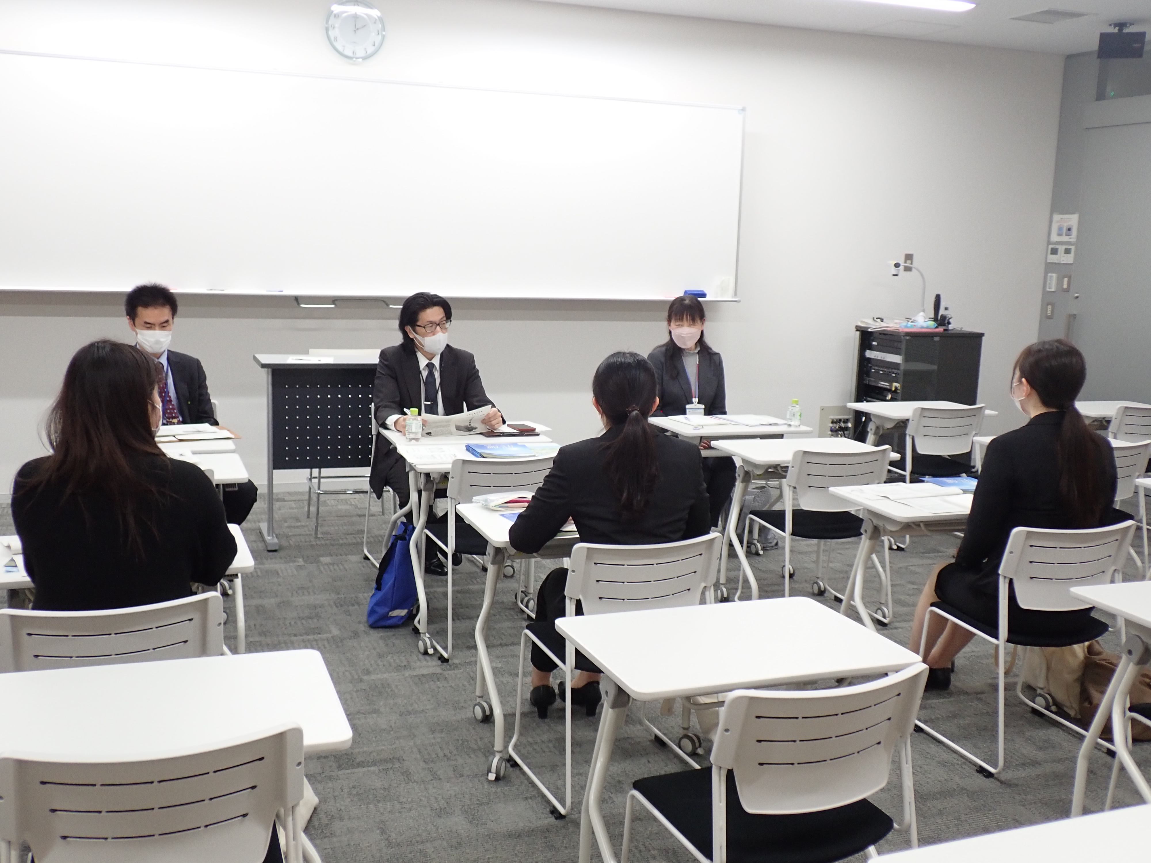 第2部の個別説明を聞く様子