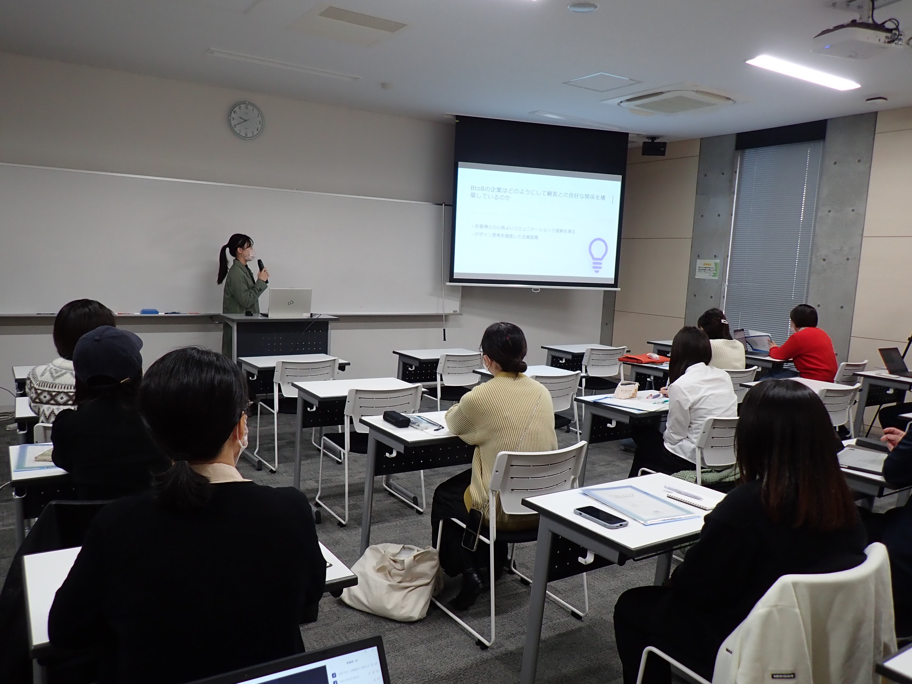 発表している学生の写真