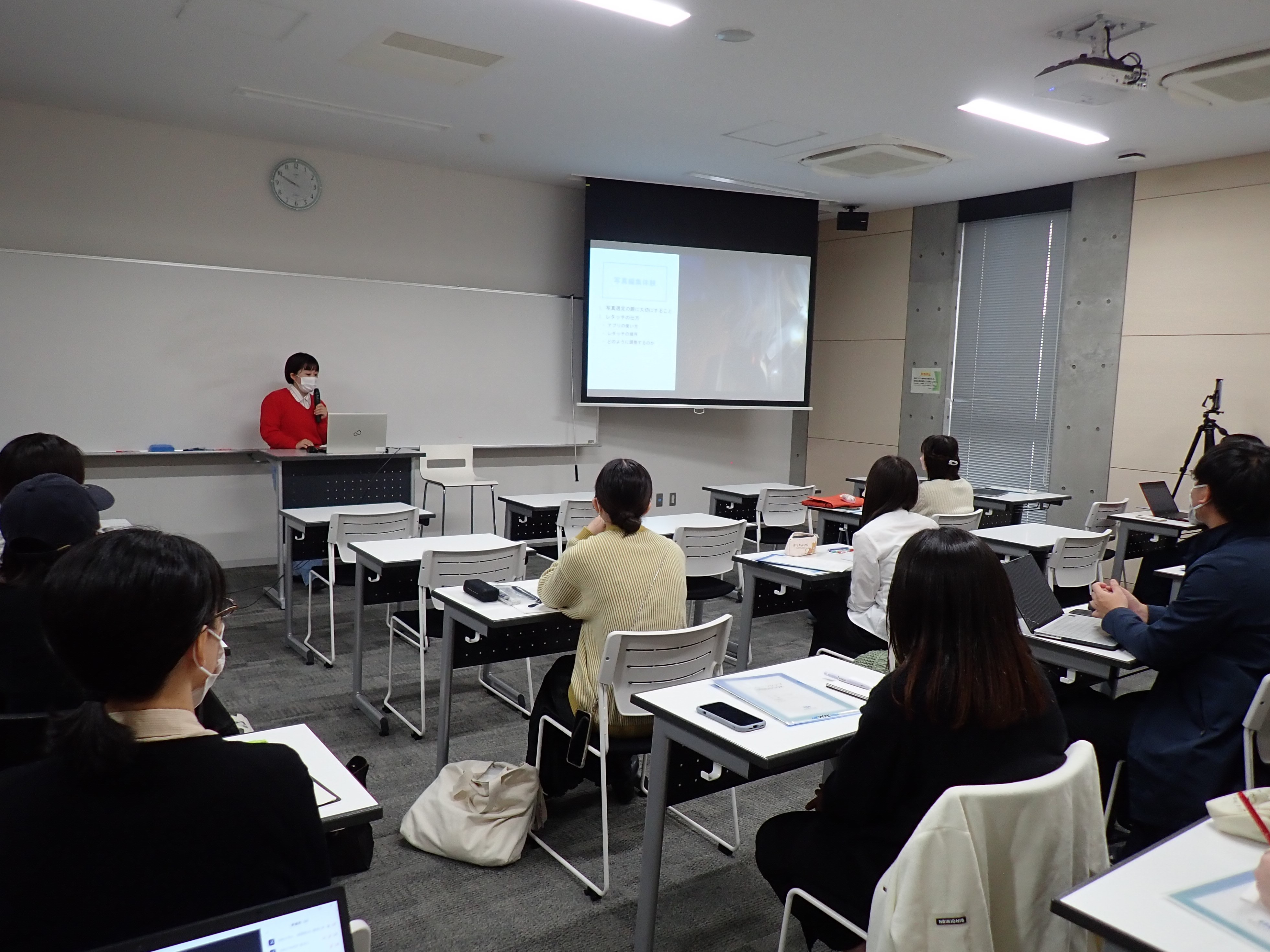 発表している学生の写真