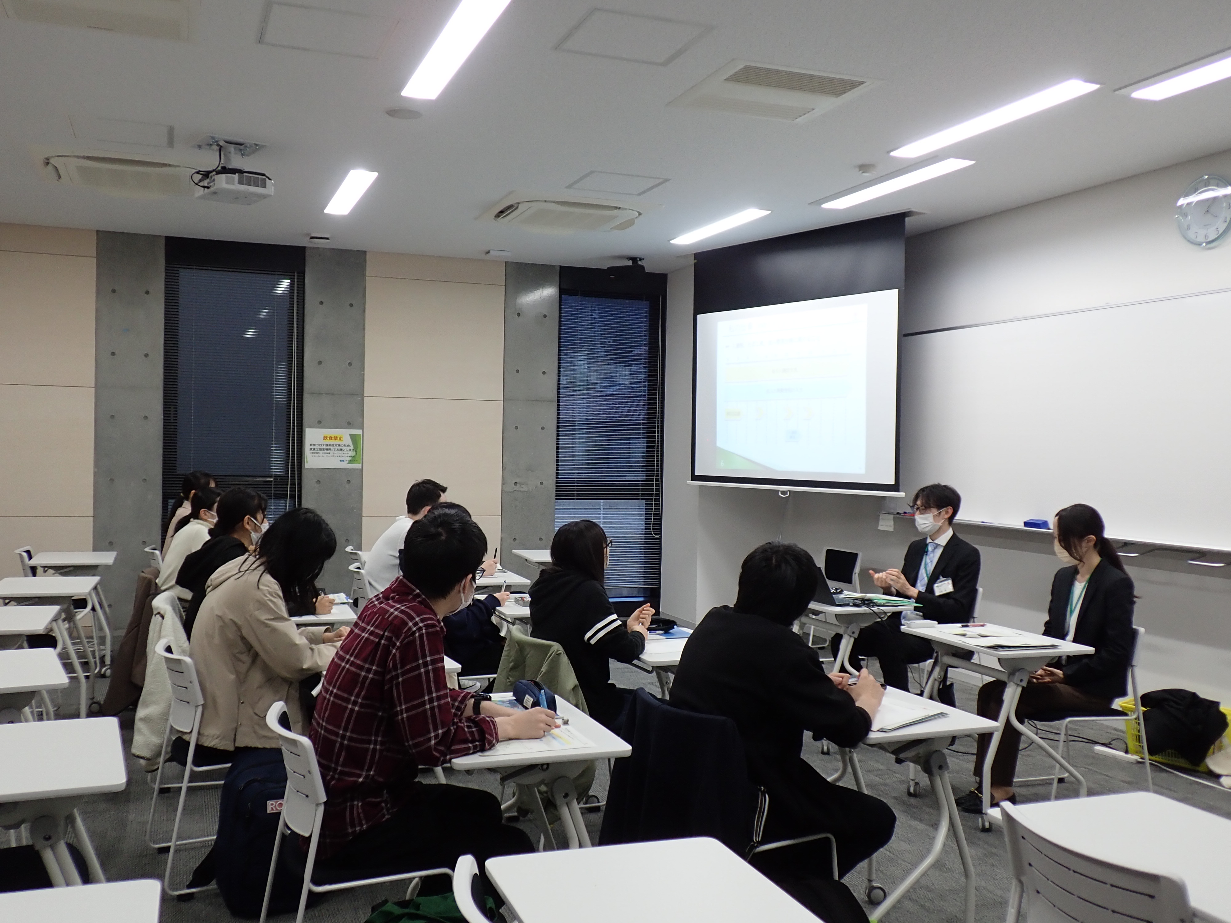 各団体ブースで詳細な説明を聞く様子